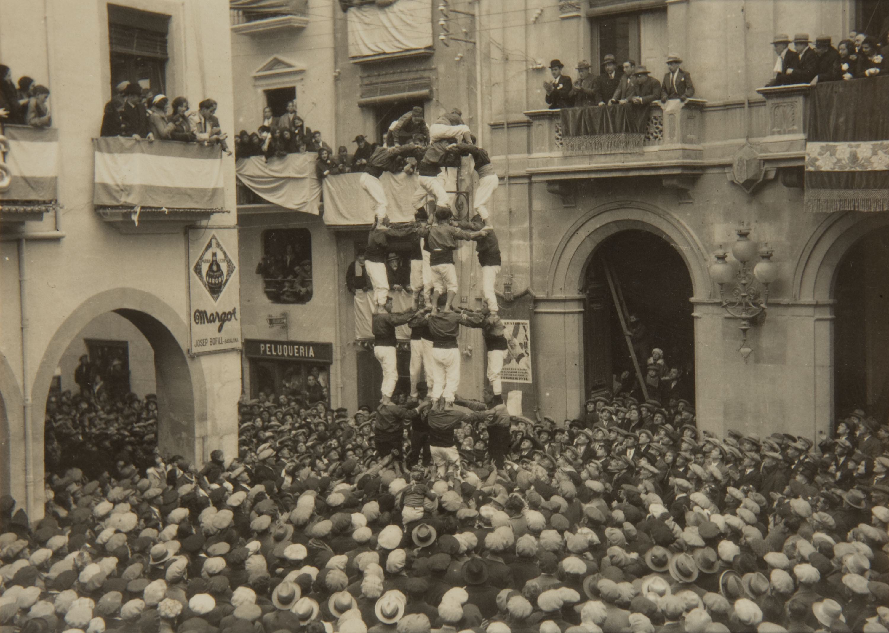 image for: Pere Català Pic - ...i els castellers s&#039;enfilen estimulats per un noble desig de superació en mig d&#039;una multitud nerviosa... - 1931