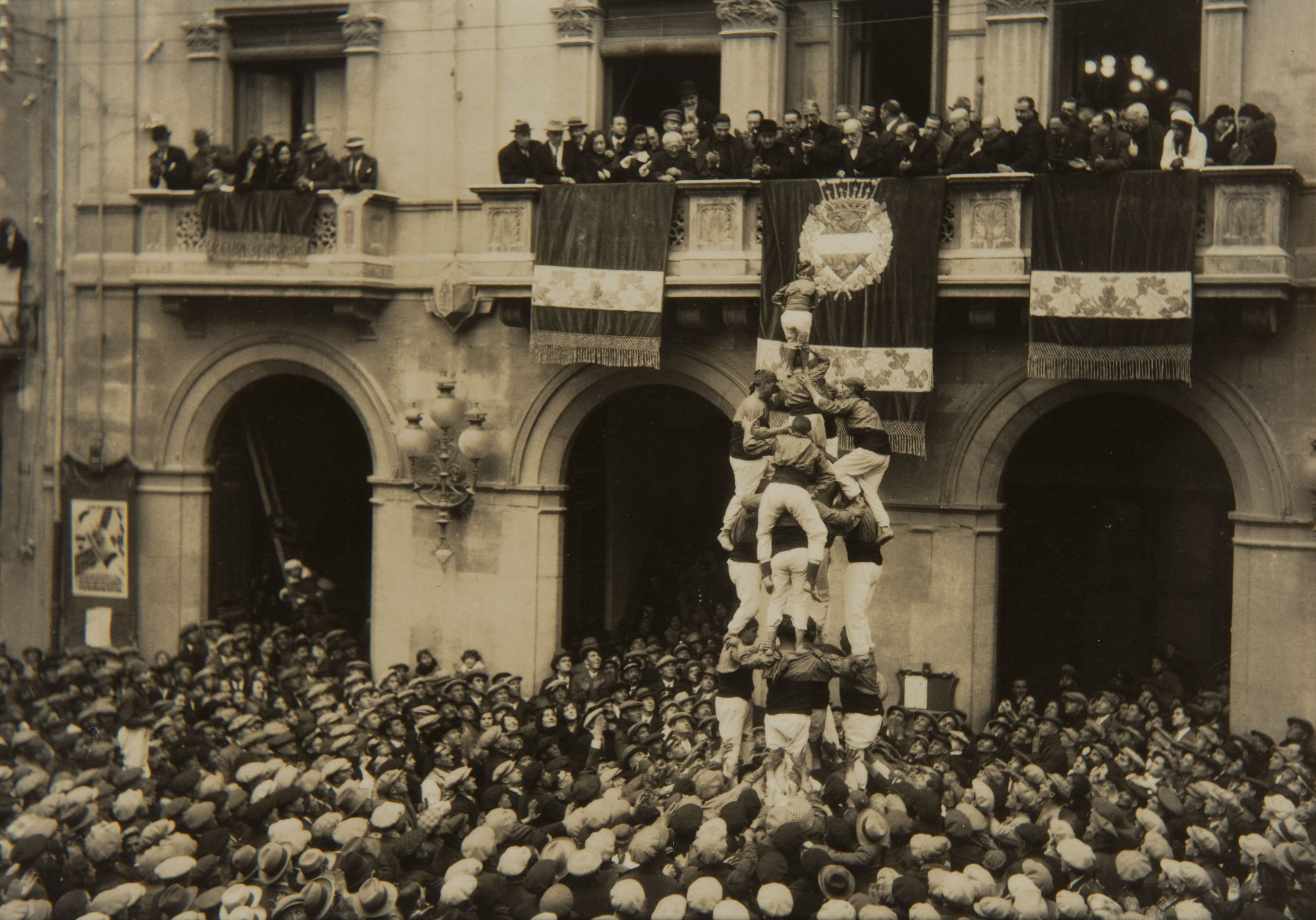 image for: Pere Català Pic - ...i els castellers s&#039;enfilen estimulats per un noble desig de superació en mig d&#039;una multitud nerviosa... - 1931