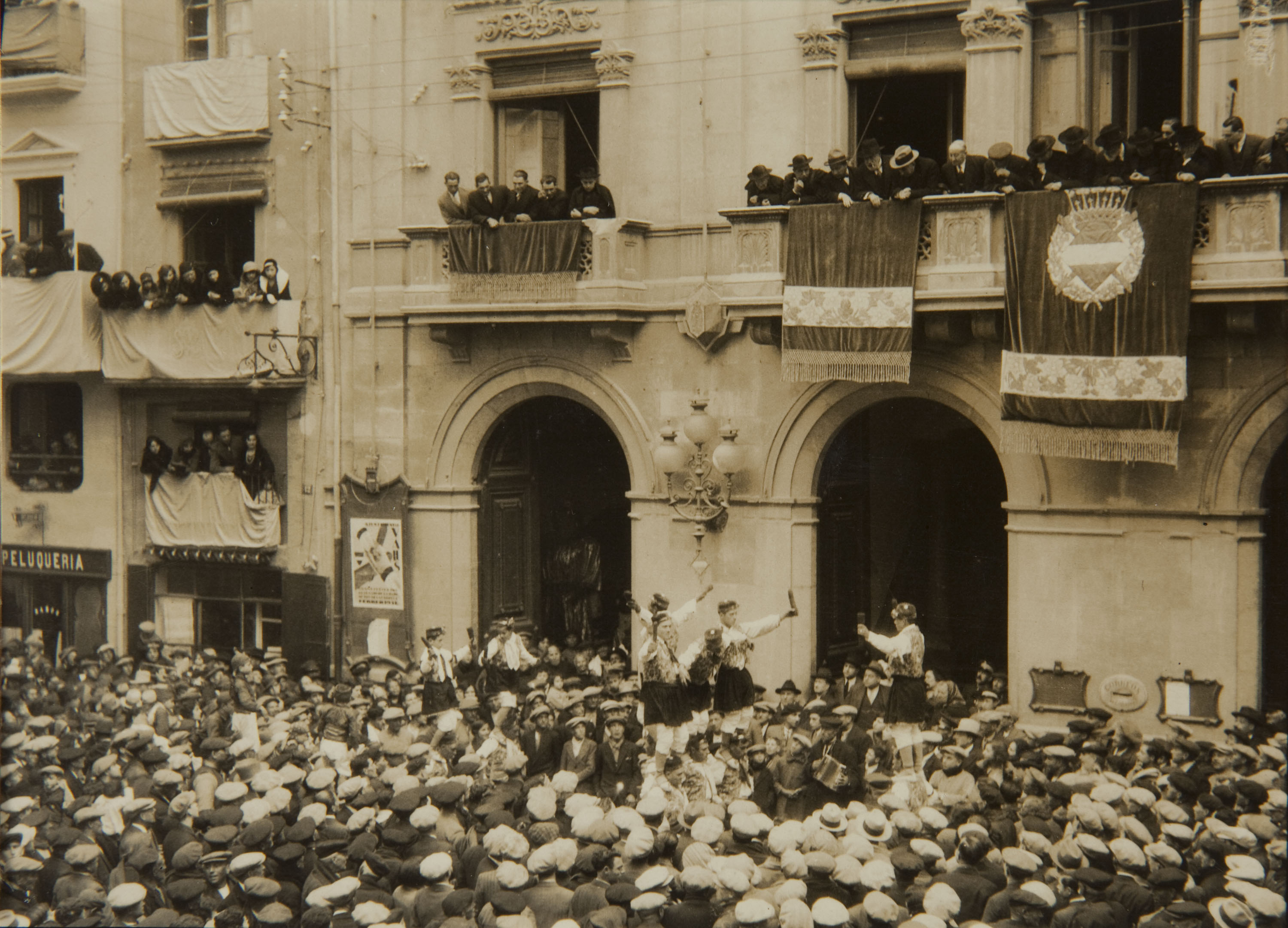 image for: Pere Català Pic - Els gegants, els gegants... La moixiganga. Belles representacions plàstiques de la Passió - 1931
