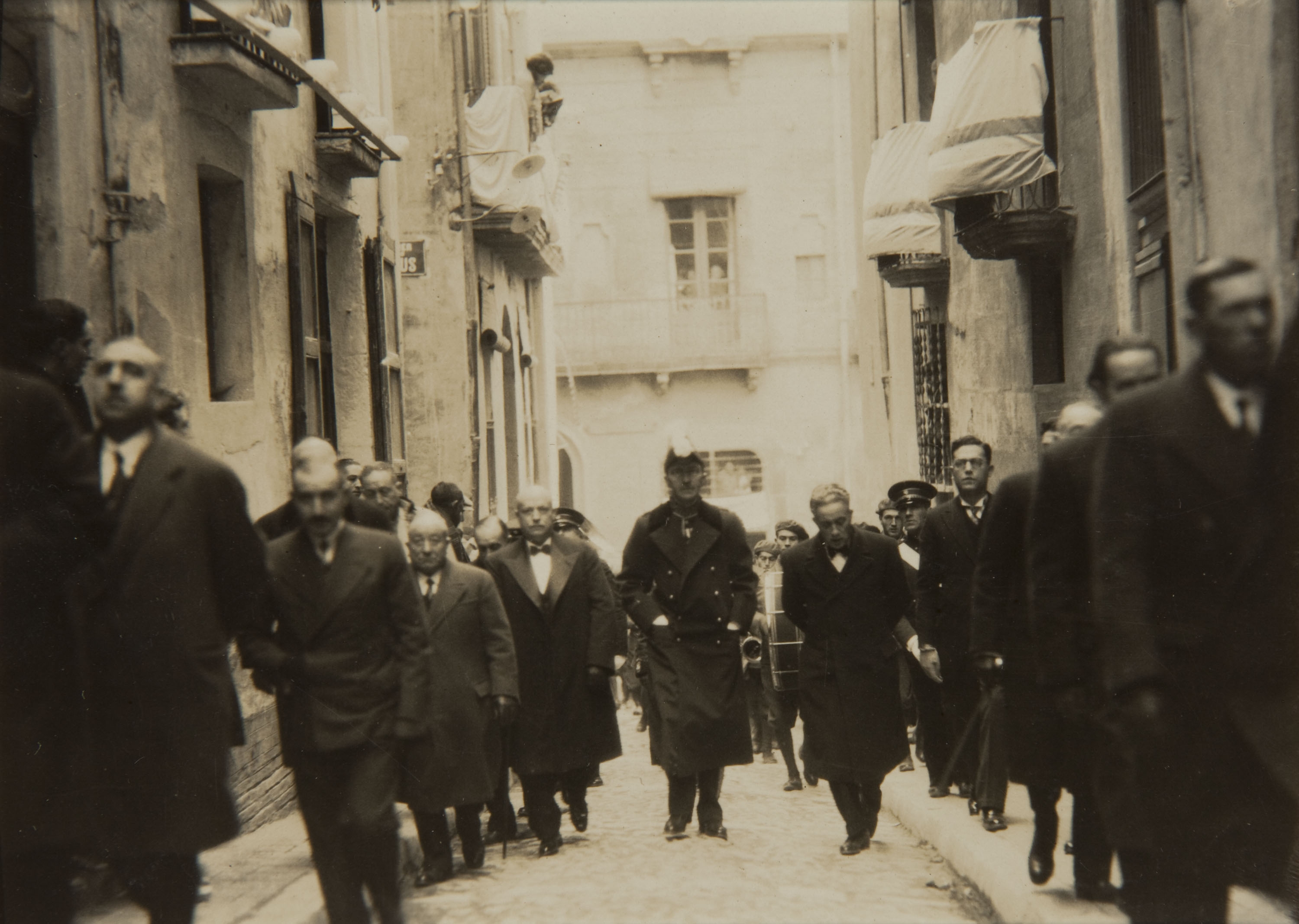 image for: Pere Català Pic - Els bisbes de Solsona i de La Seu d&#039;Urgell, el ministre de Treball i demés autoritats, dirigint-se a l&#039;Ofici Solemne - 1931