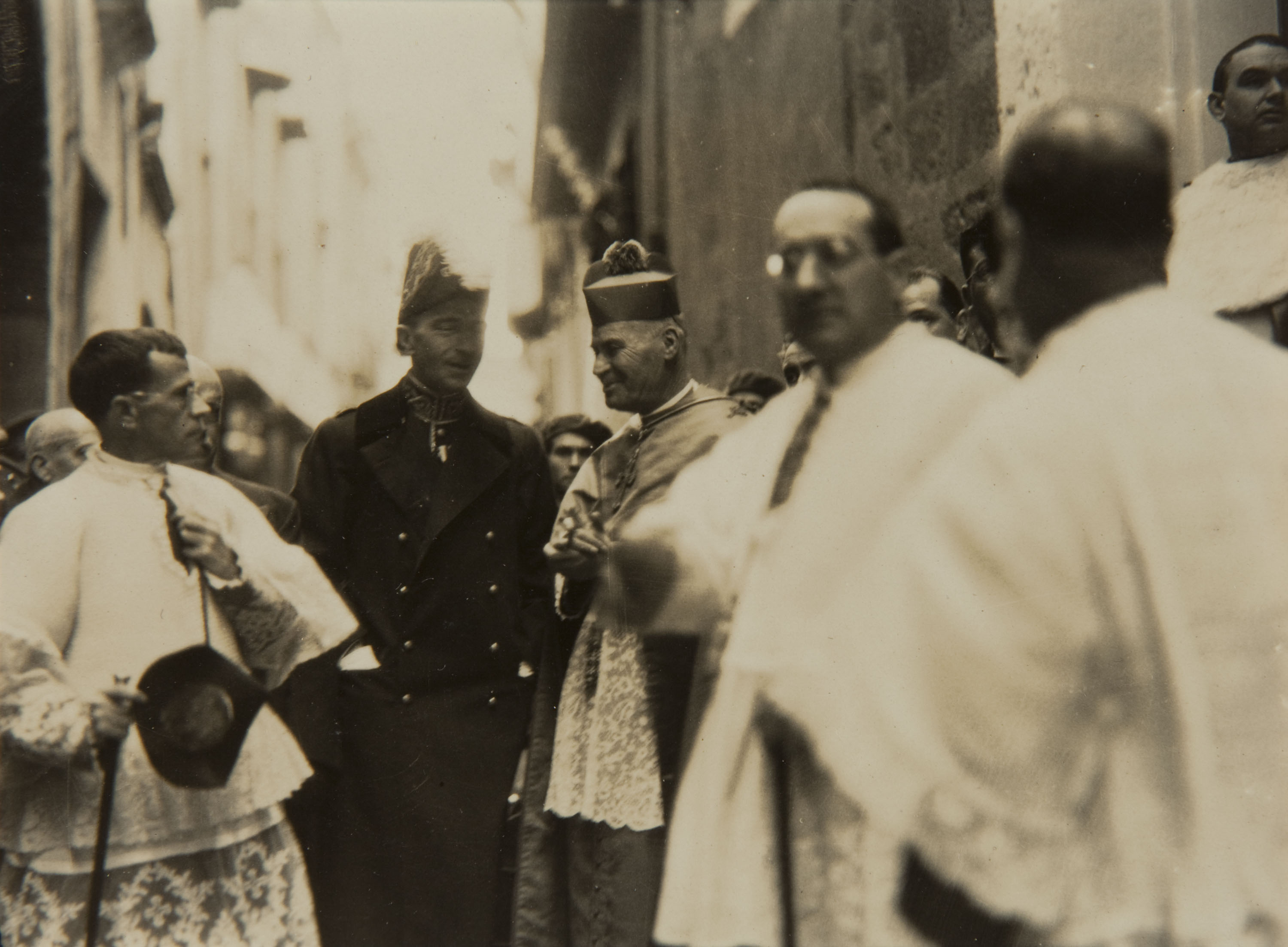 image for: Pere Català Pic - Els bisbes de Solsona i de La Seu d&#039;Urgell, el ministre de Treball i demés autoritats, dirigint-se a l&#039;Ofici Solemne - 1931