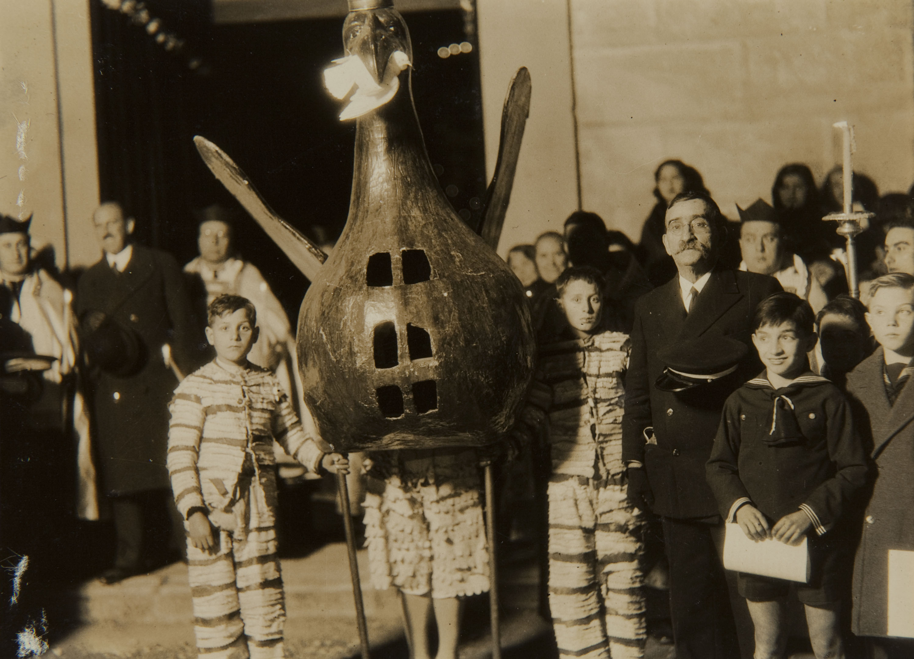 image for: Pere Català Pic - ...éssent presidida pel ministre del Treball i altres digníssimes autoritats. L&#039;àliga, representativa de la monstruositat i feresa, acata i custodia a la Verge - 1931
