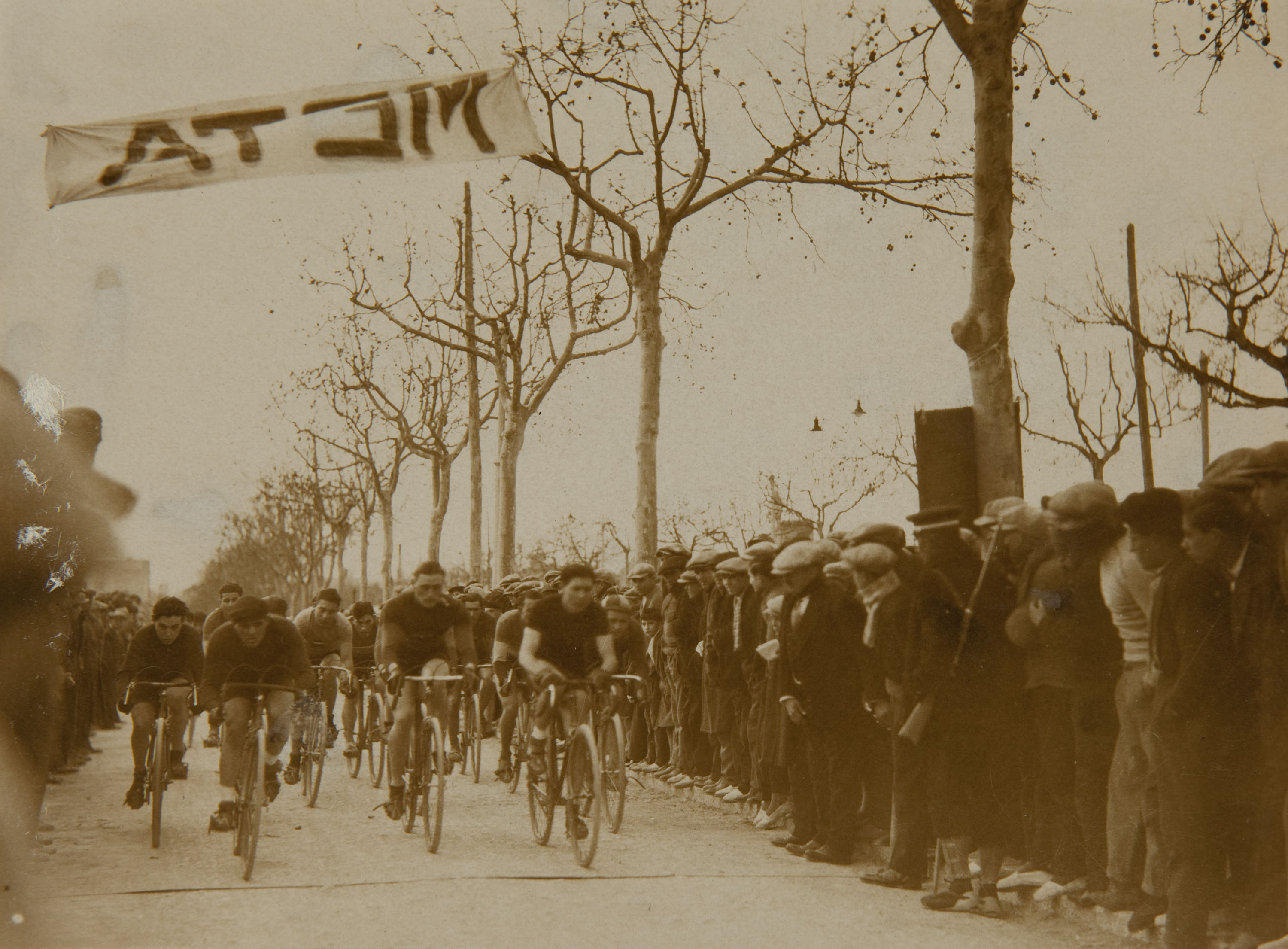 image for: Pere Català Pic - Carreres de bicicletes, atletisme, tir de colom... El vallenc és l&#039;home que treballa i que juga - 1931