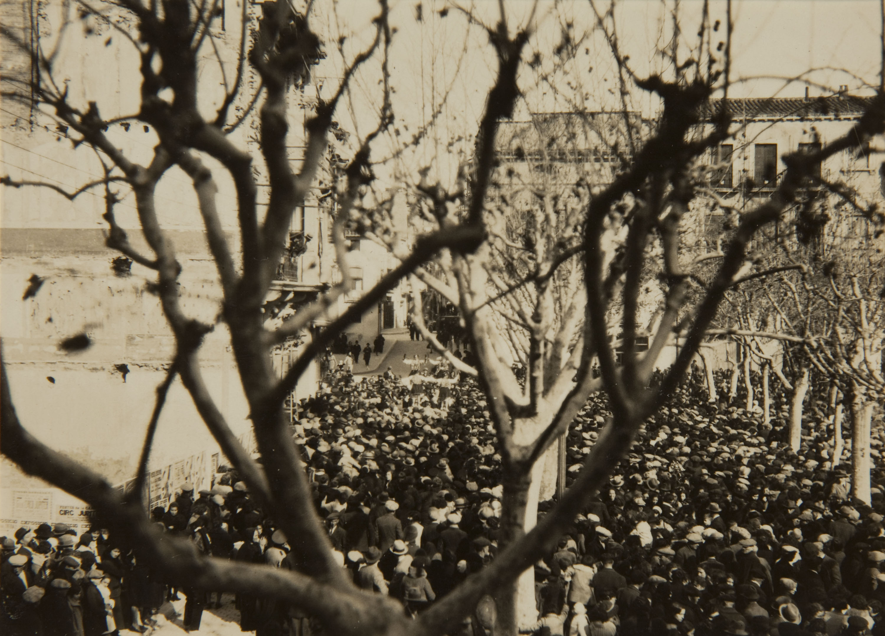 image for: Pere Català Pic - Moixiganga, castells i sardanes al pati. Heus ací un reflexe de la multitud que envaí el nostre poble - 1931