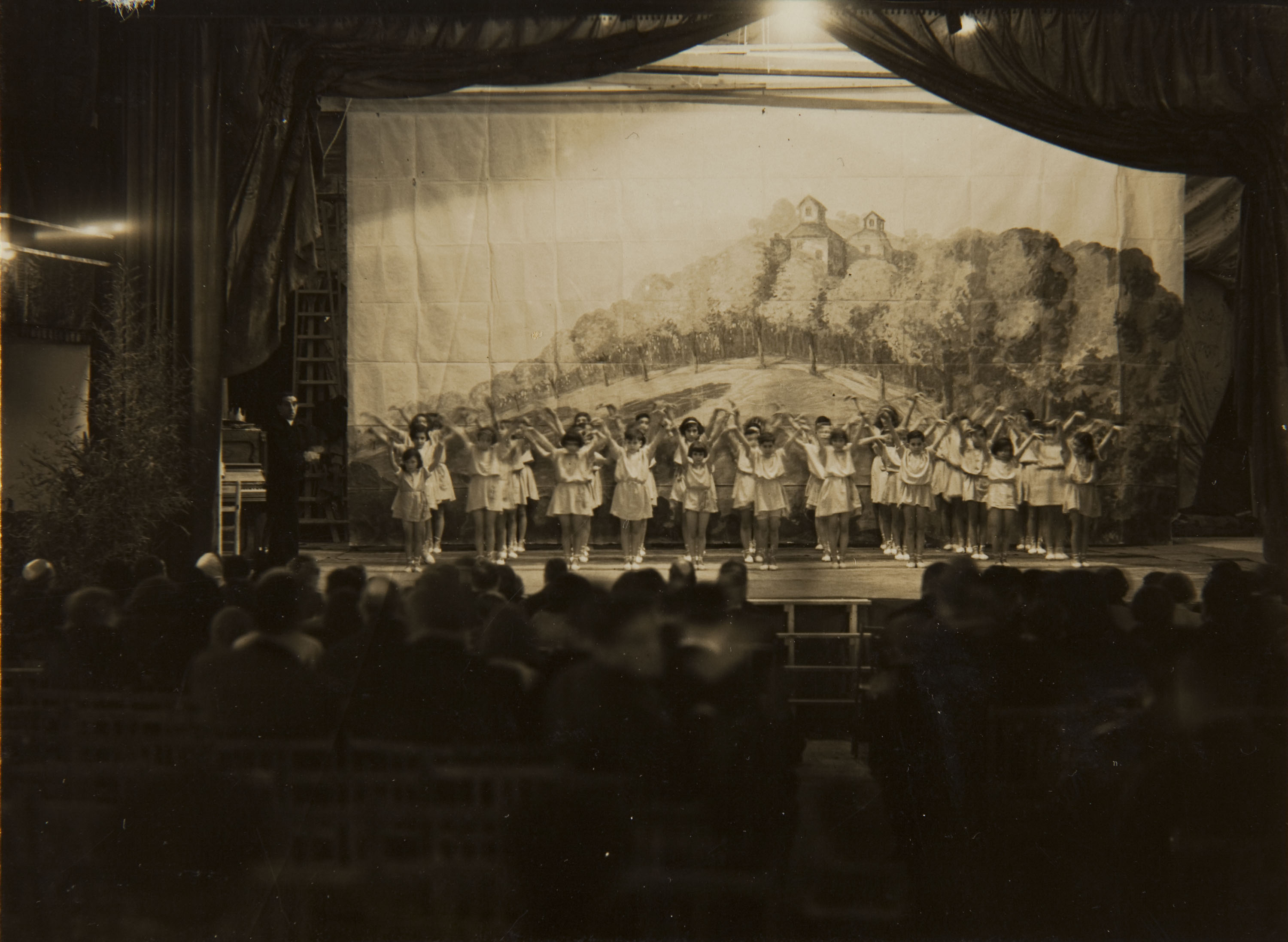 image for: Pere Català Pic - L&#039;Institut de Rítmica i Plàstica, la Banda Municipal, i l&#039;Orfeó Català donaren a les nostres festes la seva nota de bon gust - 1931