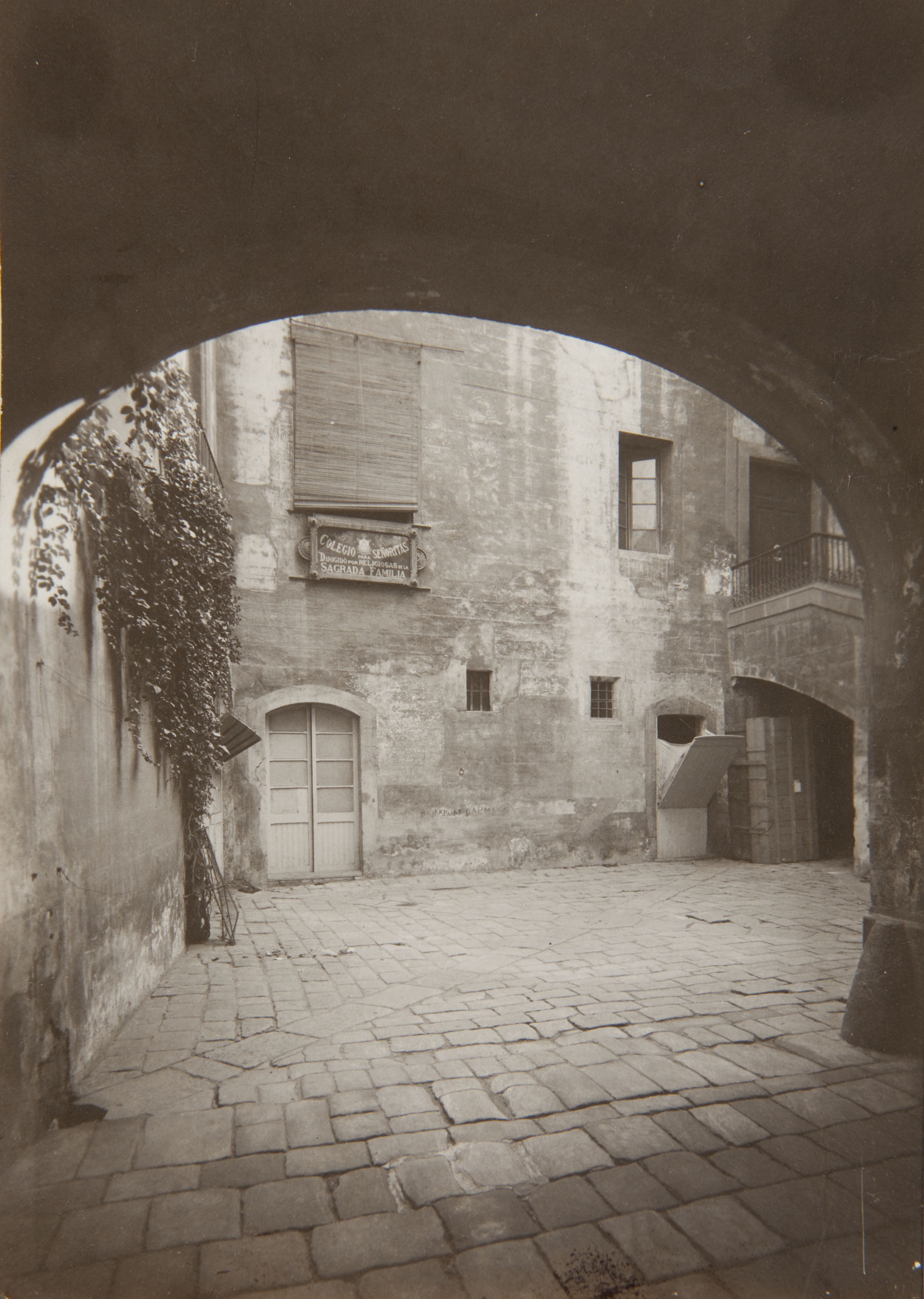 image for: Adolf Mas  - Pati de la casa núm. 6 de la Riera de Sant Joan - Anterior a 1911