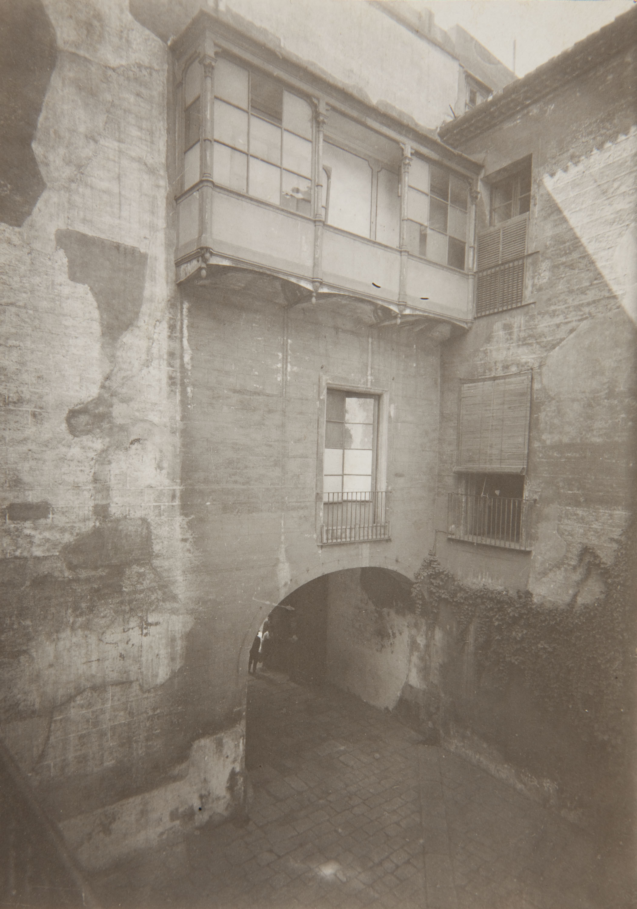 image for: Adolf Mas  - Interior del pati de la casa núm. 6 de la Riera de Sant Joan - Anterior a 1911