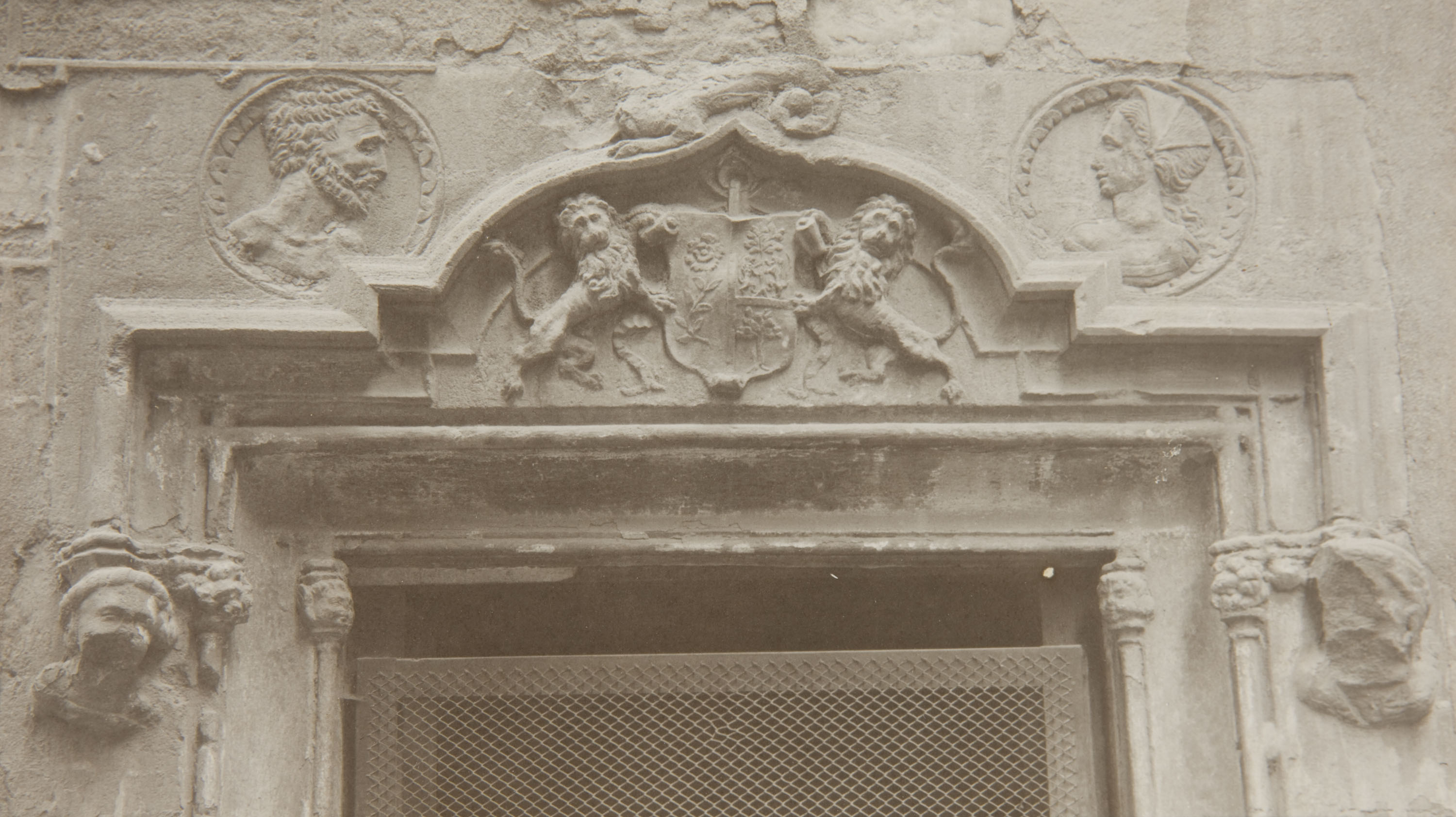 image for: Adolf Mas  - Finestra de la casa núm. 6 de la Riera de Sant Joan, que dóna al carrer del Pont de la Parra - Anterior a 1911