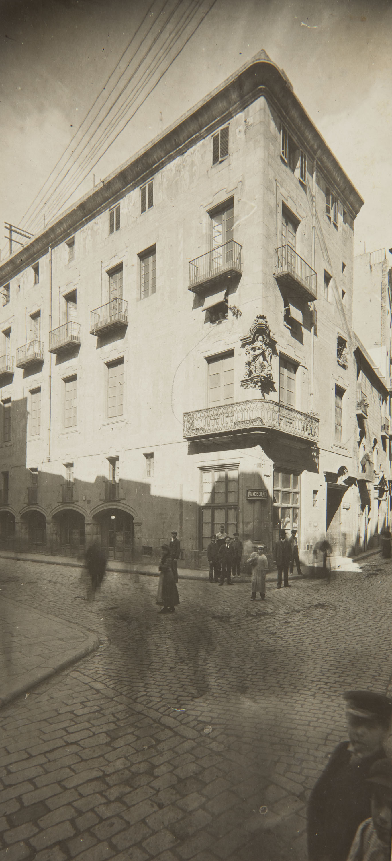 image for: Adolf Mas  - Cantonada de la casa de l&#039;Art Major de la Seda. Archs de Jonqueres. Sant Pere Més Alt - Anterior a 1911