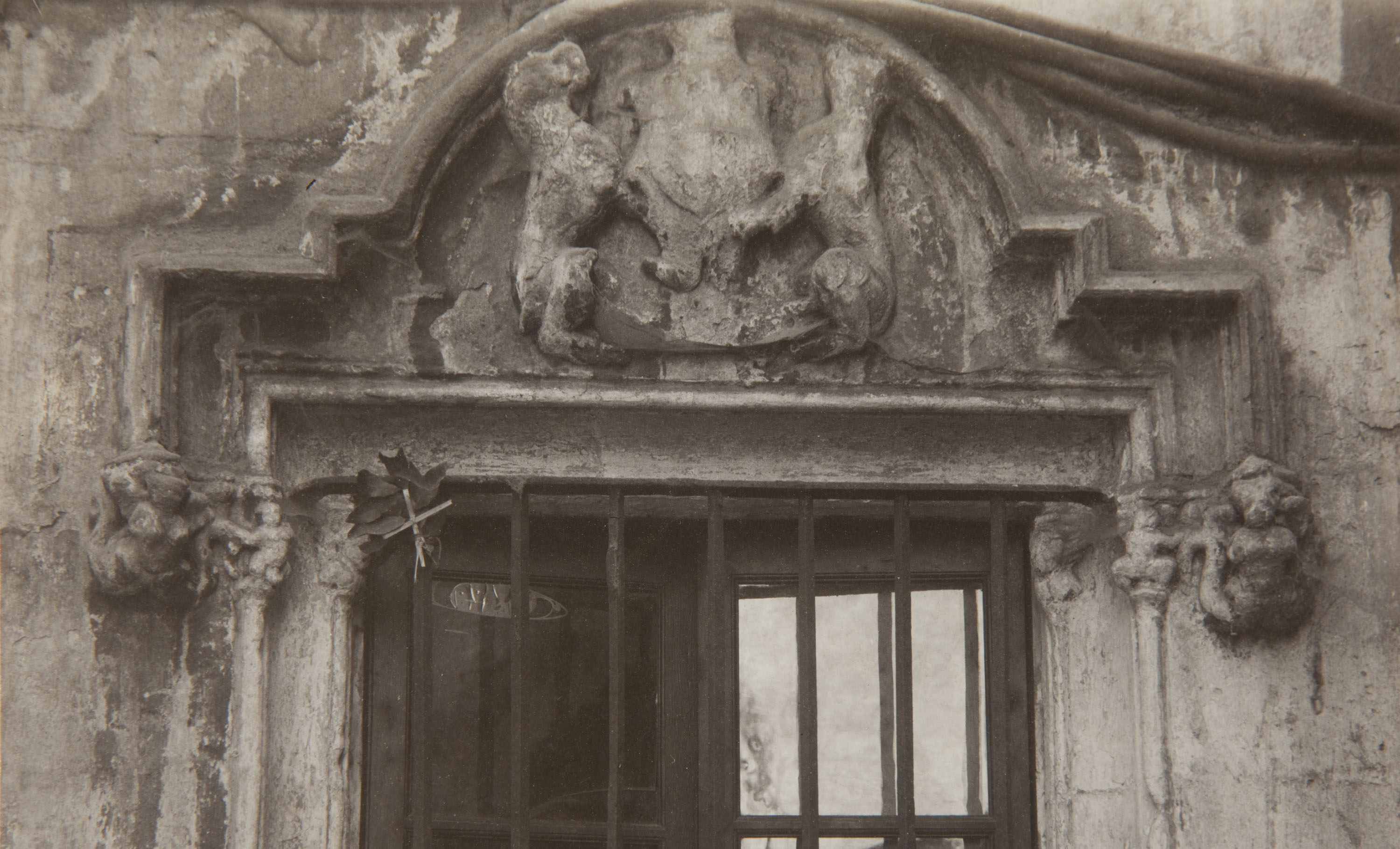 image for: Adolf Mas  - Finestra interior de la casa núm. 25 del carrer dels Mercaders - Anterior a 1911