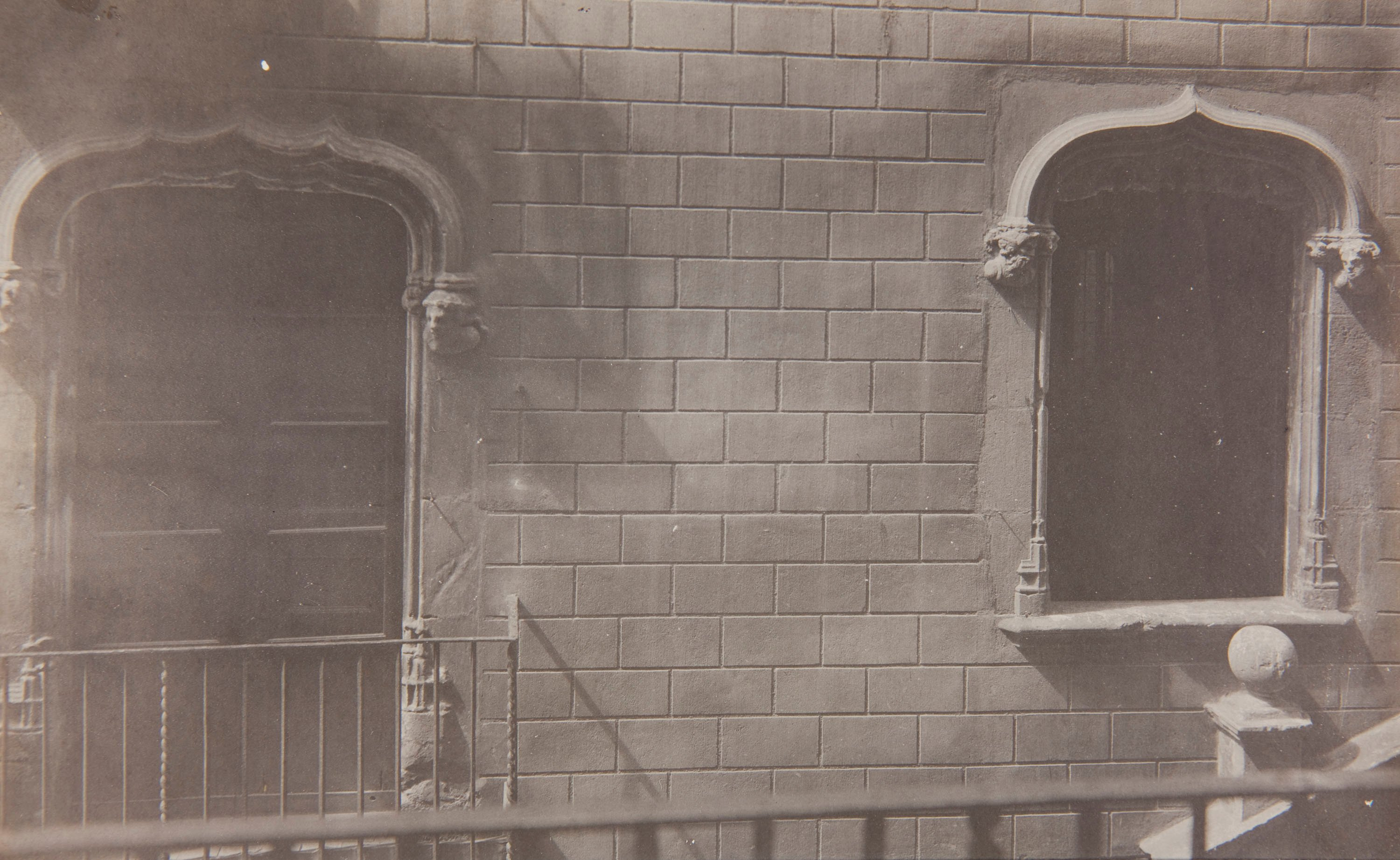 image for: Adolf Mas  - Balcó i finestra de la casa núm. 1 del carrer de Sant Pere Més Alt - Anterior a 1911