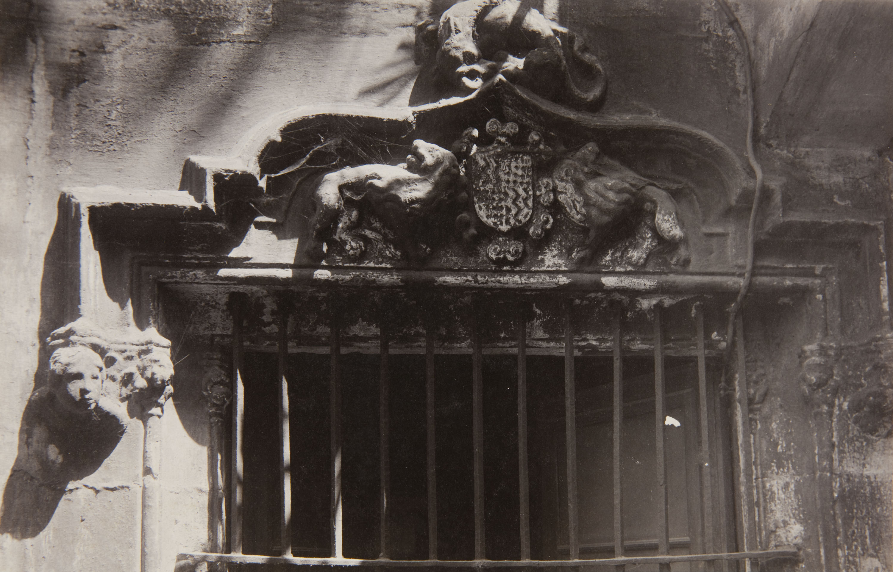 image for: Adolf Mas  - Finestra interior de la casa núm. 25 del carrer dels Mercaders - Anterior a 1911