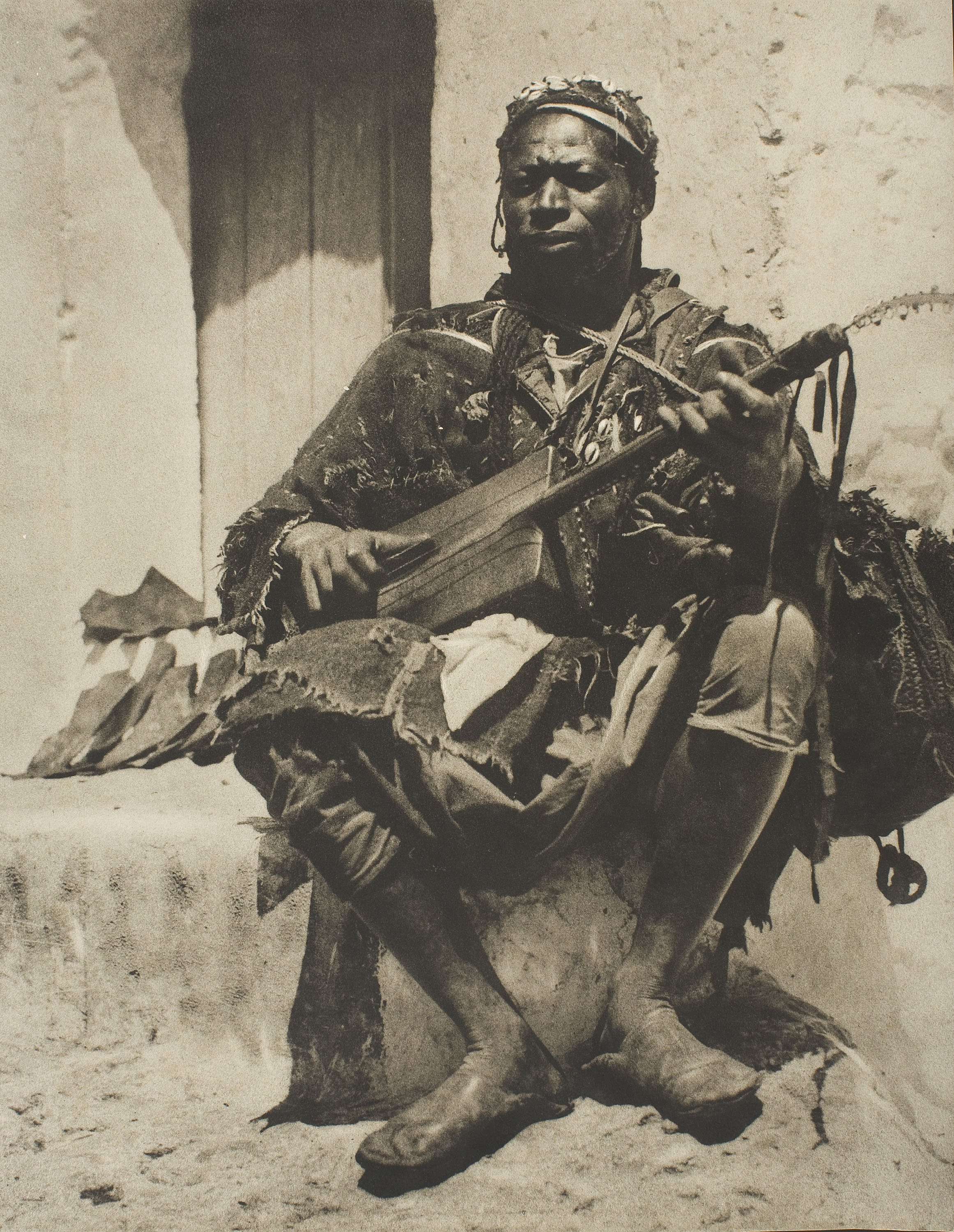 image for: Claudi Carbonell - El moro de la guitarra [L&#039;home del guinbri] - Cap a 1920