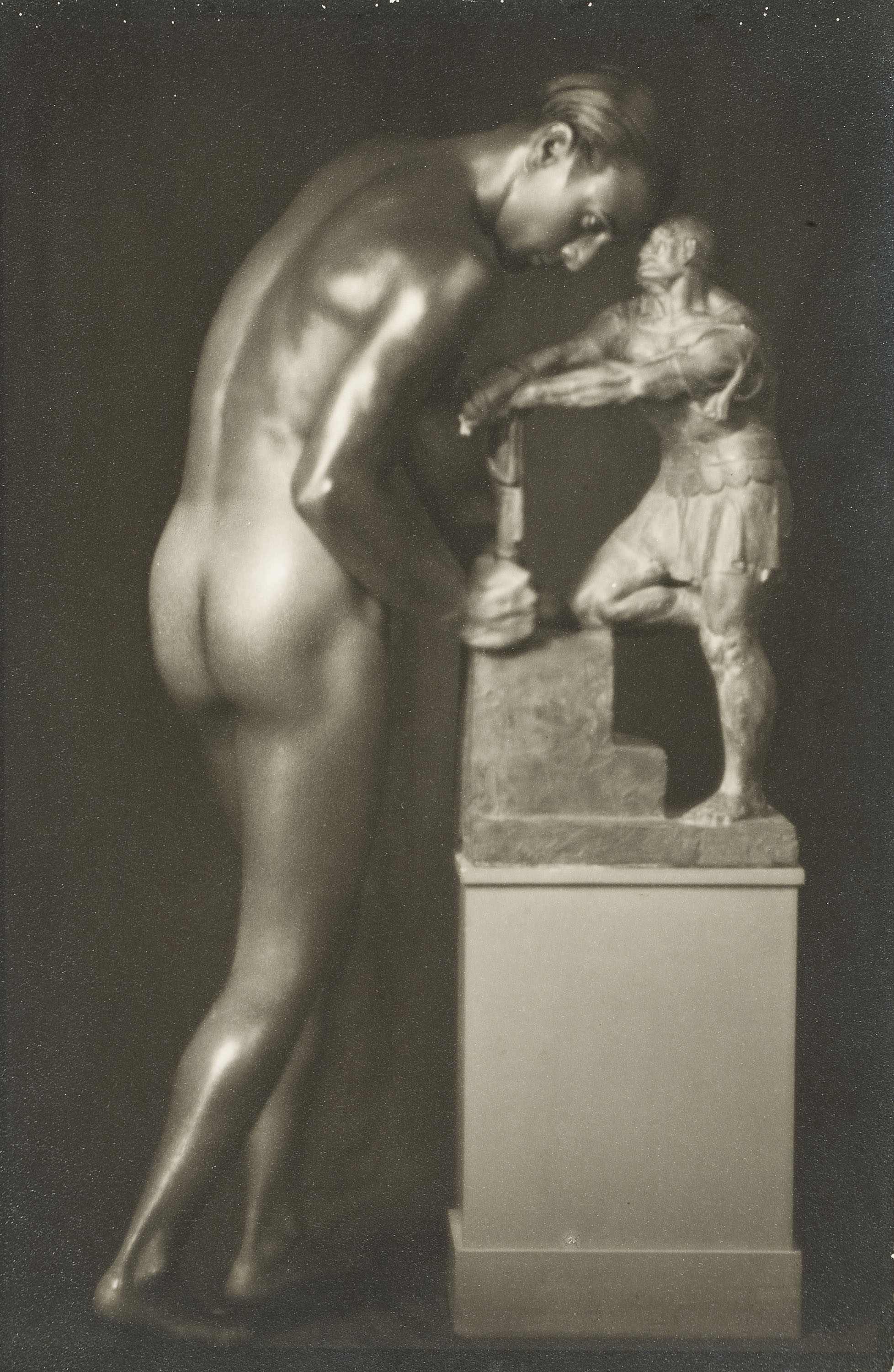 image for: Josep Masana - Sense títol [Estudi de nu amb escultura] - Entre 1920-1940