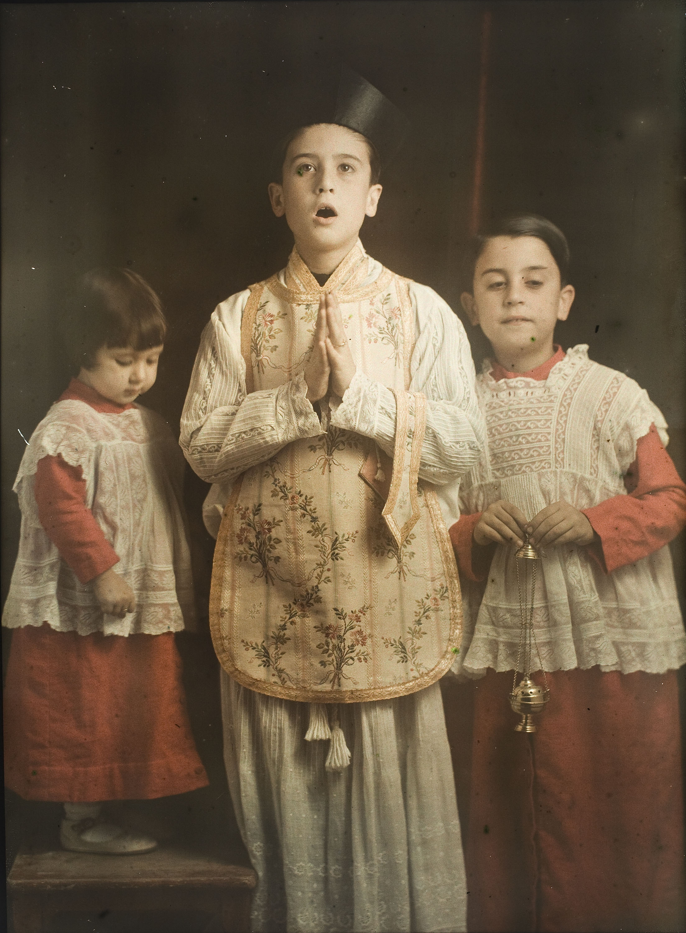 image for: Francesc Carrera Bou - Retrat de Maria Lluïsa, Francesc i Albert Carrera Faura com a escolanets - Cap a 1926