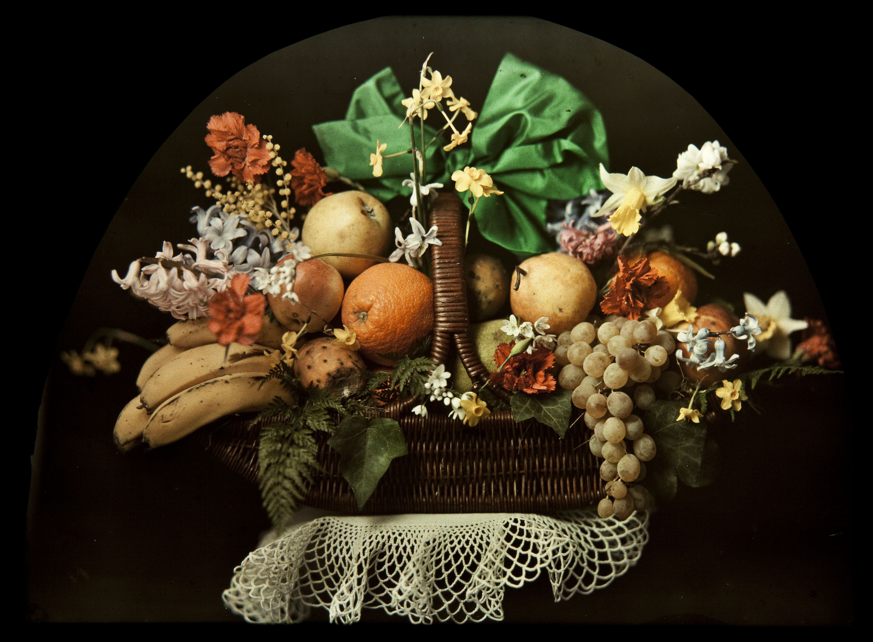 image for: Francesc Carrera Bou - Natura morta amb fruita i flors - Cap a 1922-1926