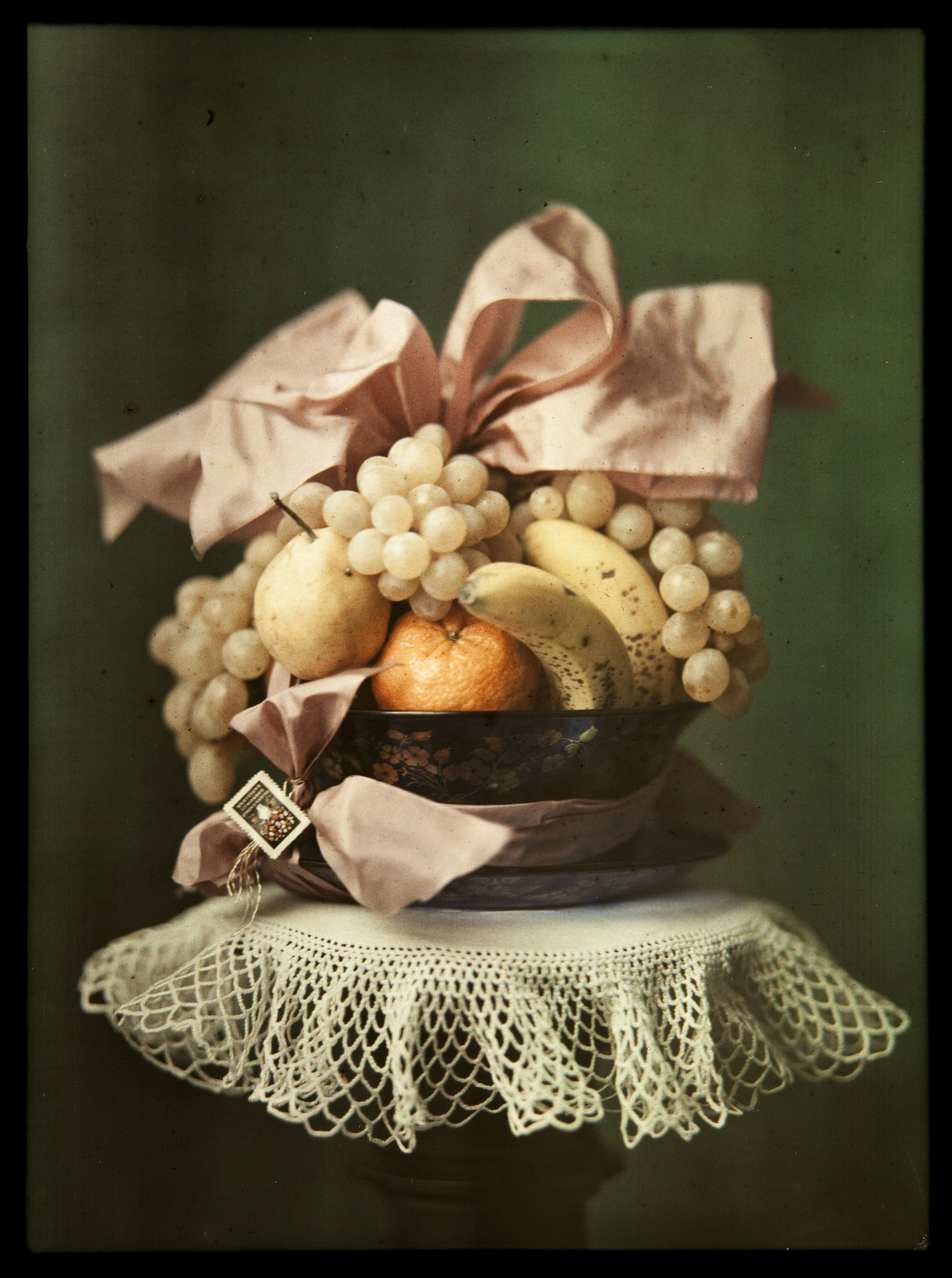 image for: Francesc Carrera Bou - Natura morta amb fruita i llaçada - Cap a 1922-1926