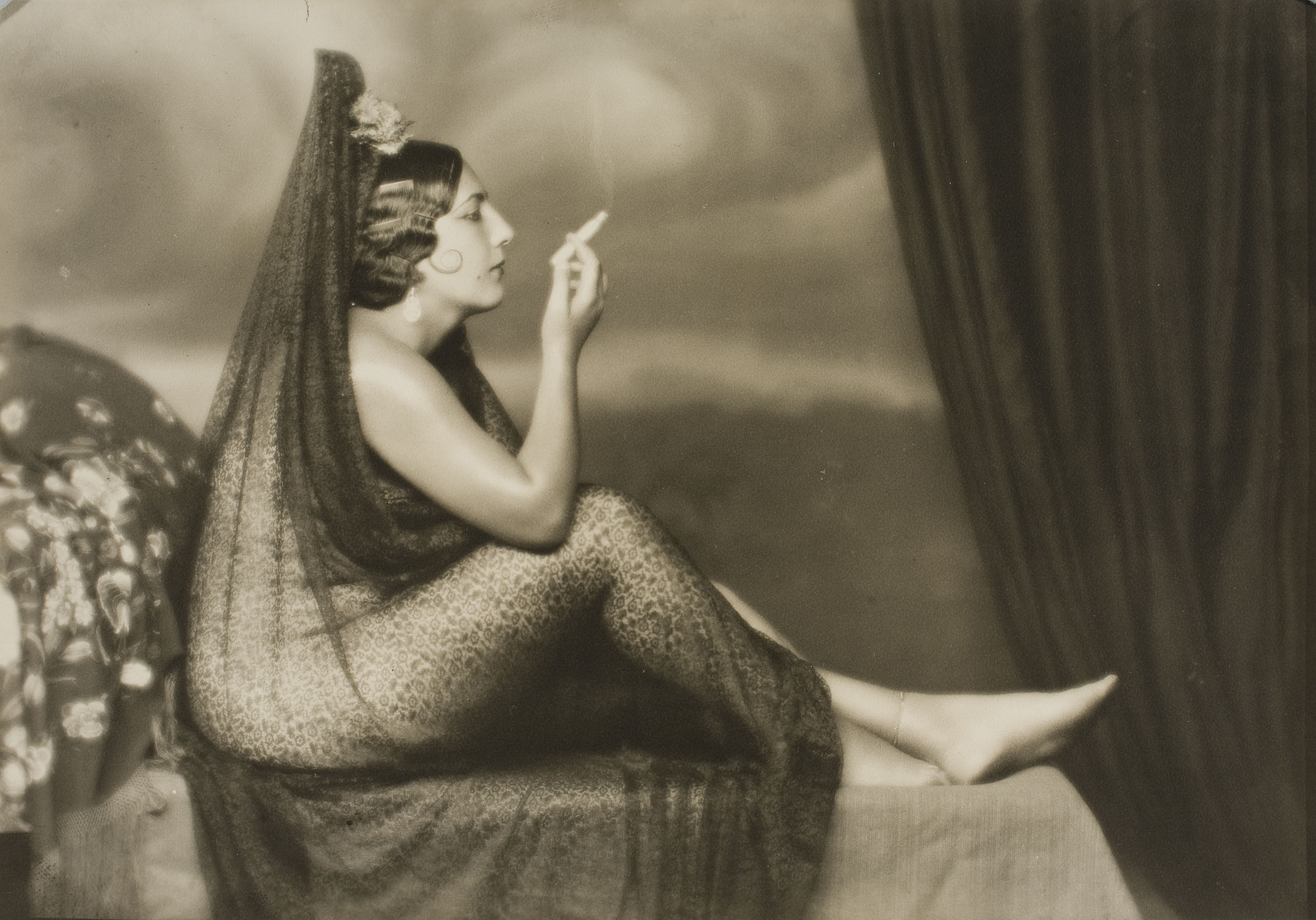 image for: Josep Masana - Sense títol [Maja fumant] - Entre 1920-1940