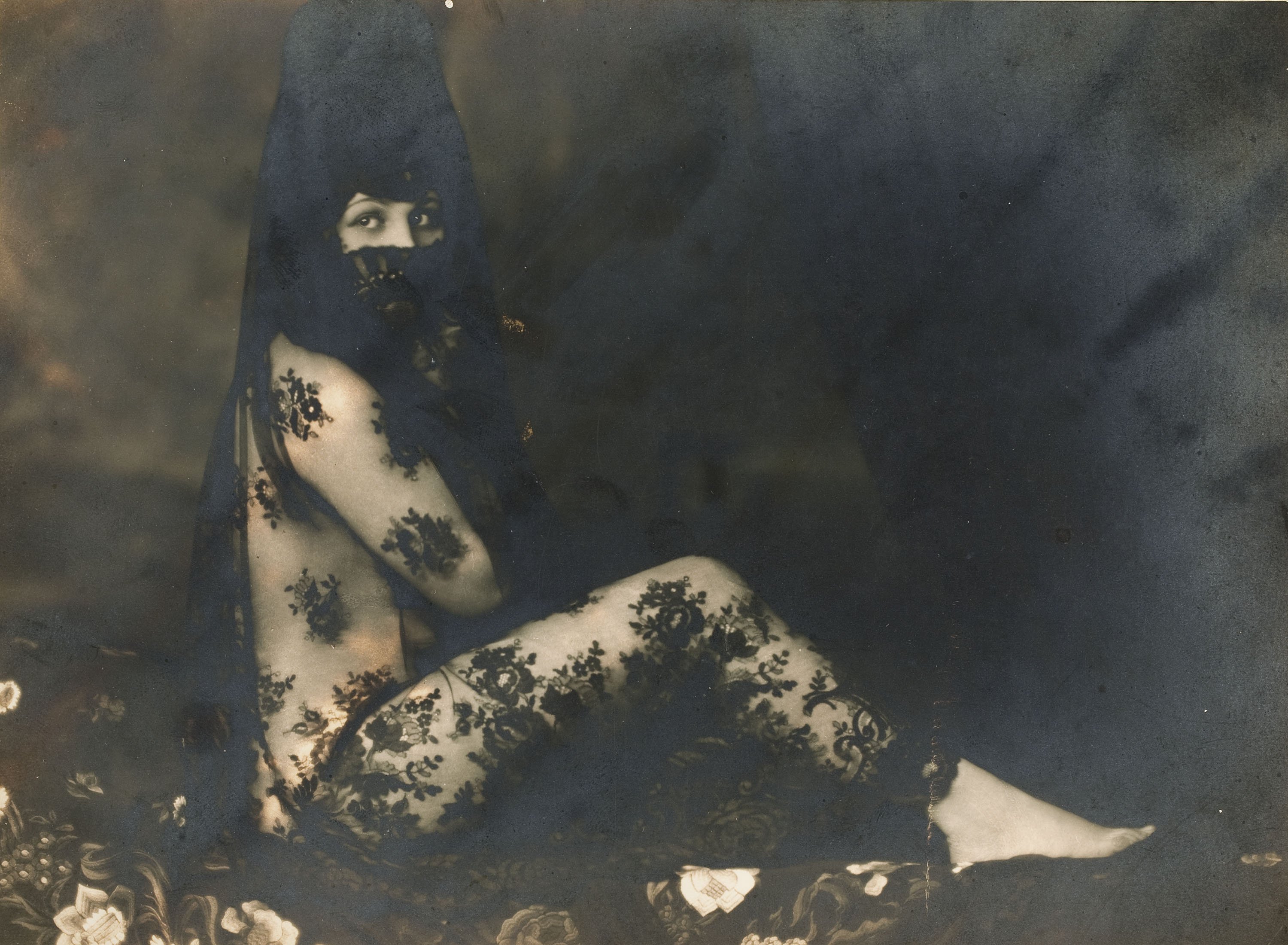 image for: Josep Masana - Sense títol [Maja asseguda amb mantellina] - Entre 1920-1940
