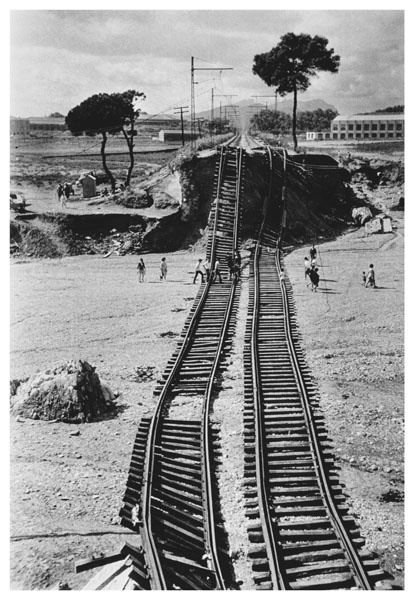 image for: Joana Biarnés - Línia ferroviària de la RENFE. Va quedar enlairada després de les riuades de Terrassa - 1962 (tiratge 2017)
