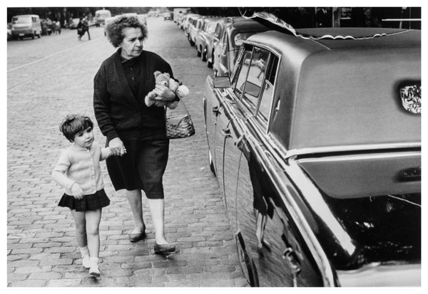image for: Joana Biarnés - Àvia i néta miren encuriosides un cotxe modern als carrers de Madrid - 1963 (tiratge 2017)