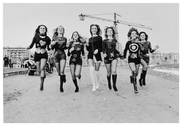 image for: Joana Biarnés - Moda al carrer. Sessió fotogràfica de la nova moda dels pantalons shorts - 1971 (tiratge 2017)
