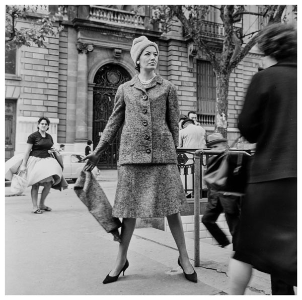 image for: Joana Biarnés - Moda al carrer. Sessió fotogràfica a la Diagonal de Barcelona - 1962 (tiratge 2017)