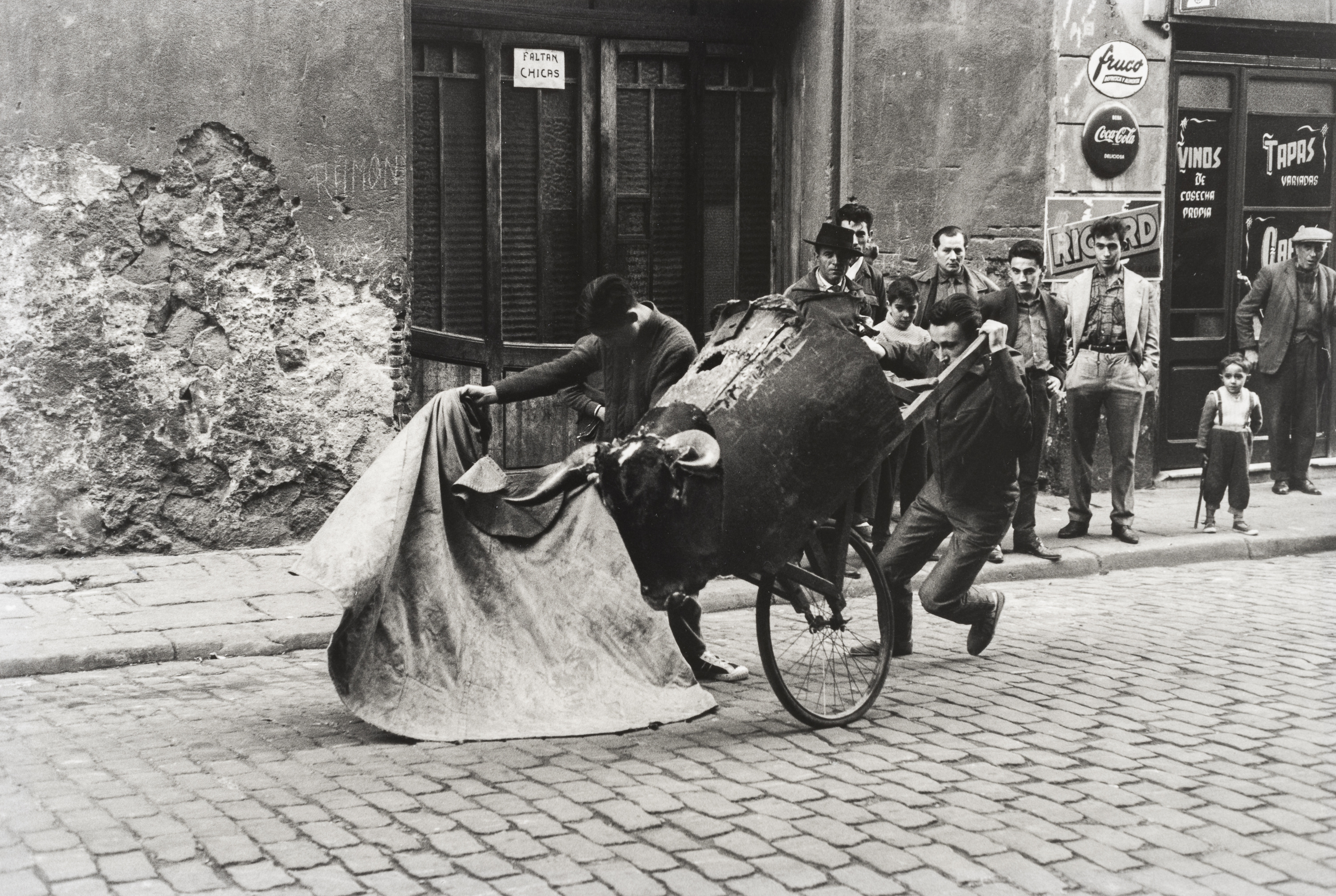image for: Oriol Maspons - Fotografia per al llibre «Toreo de salón. Farsa con acompañamiento de clamor y murga», de Camilo José Cela - 1962 (tiratge posterior)