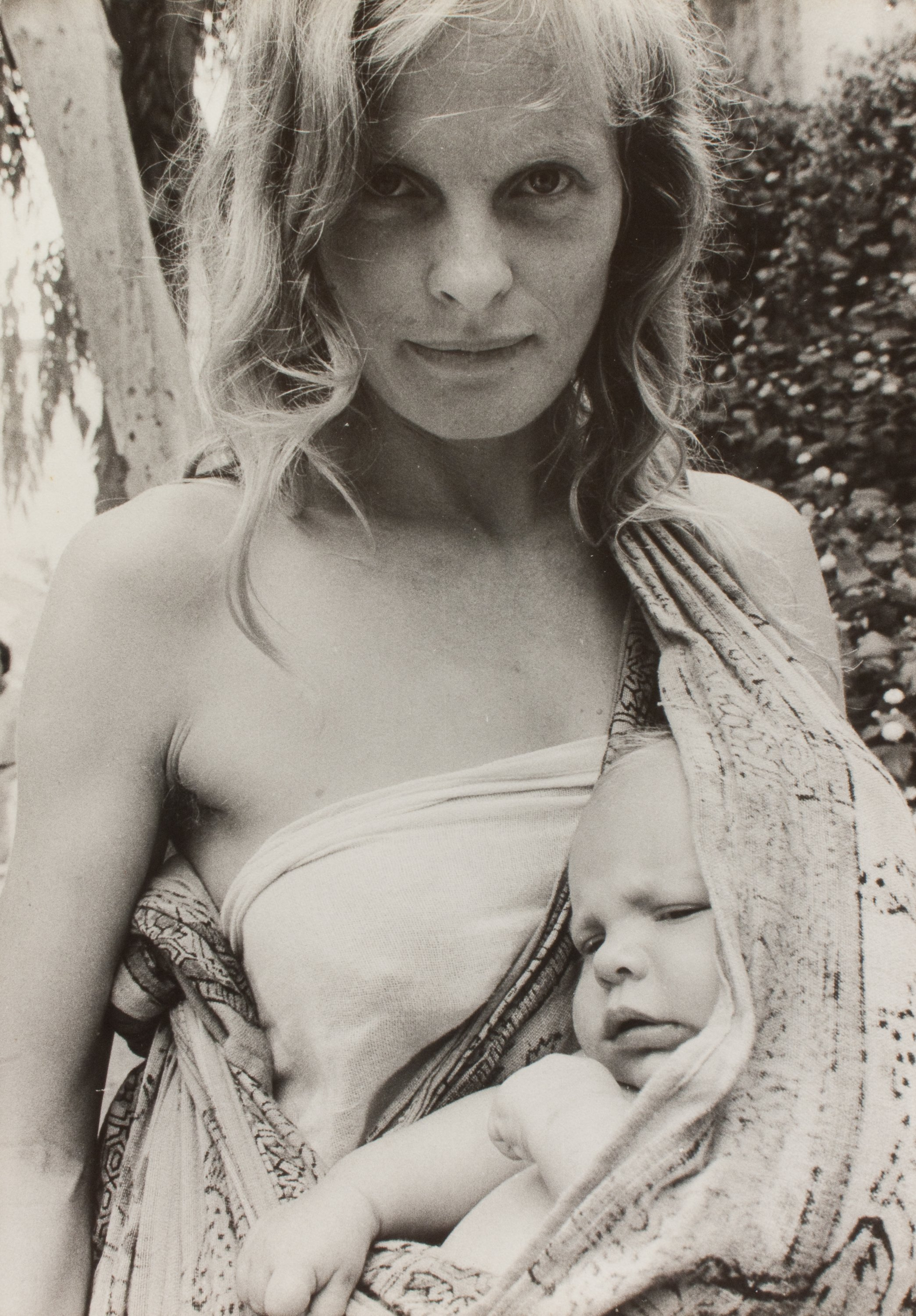 image for: Oriol Maspons - Hippy convidada a una festa al carrer (Eivissa) - 1976