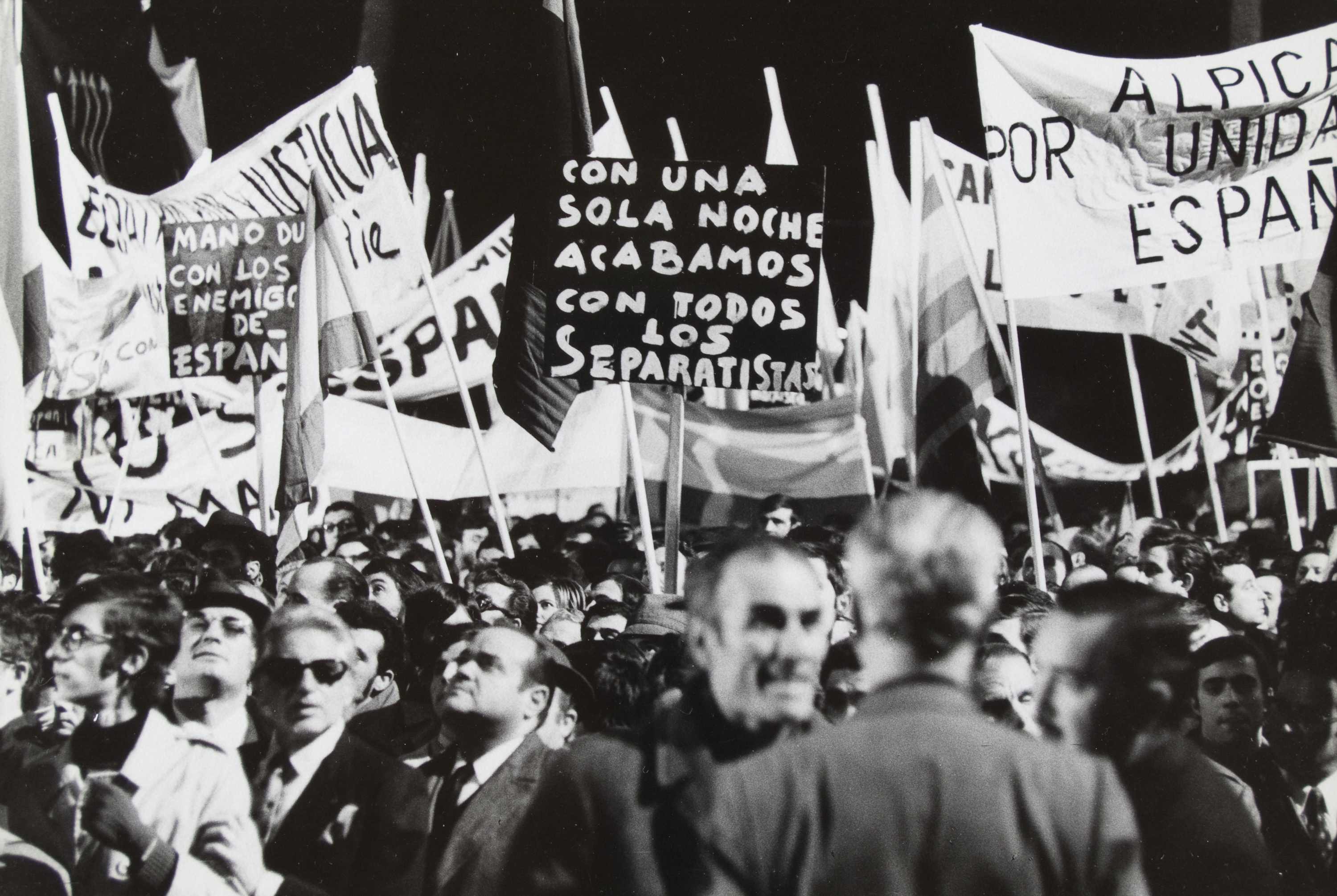 image for: Oriol Maspons - Manifestació fatxa davant del Govern militar de Barcelona - 1970