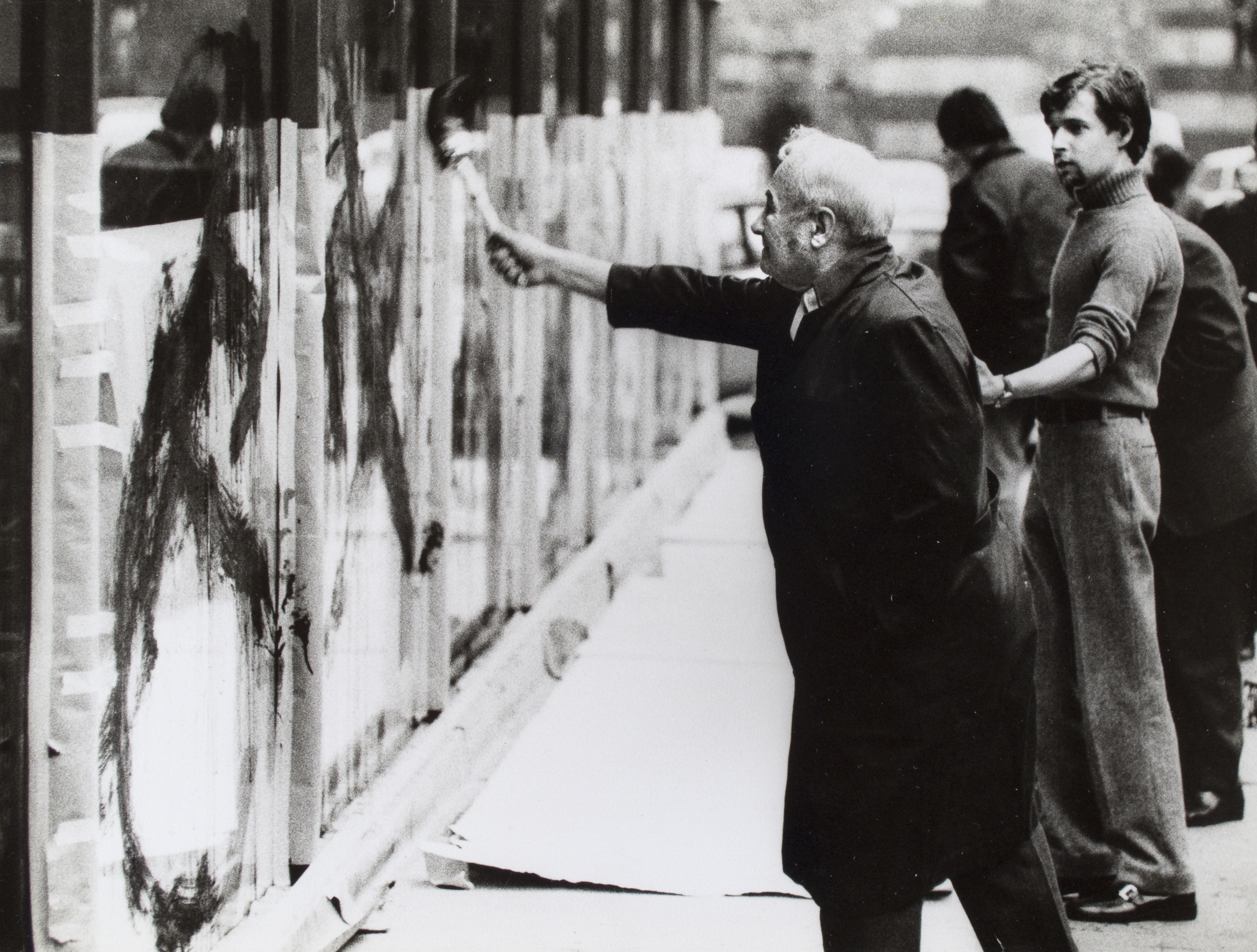 image for: Oriol Maspons - Joan Miró pintant els vidres del Col·legi d&#039;Arquitectes de Catalunya i Balears (Barcelona) - 1969