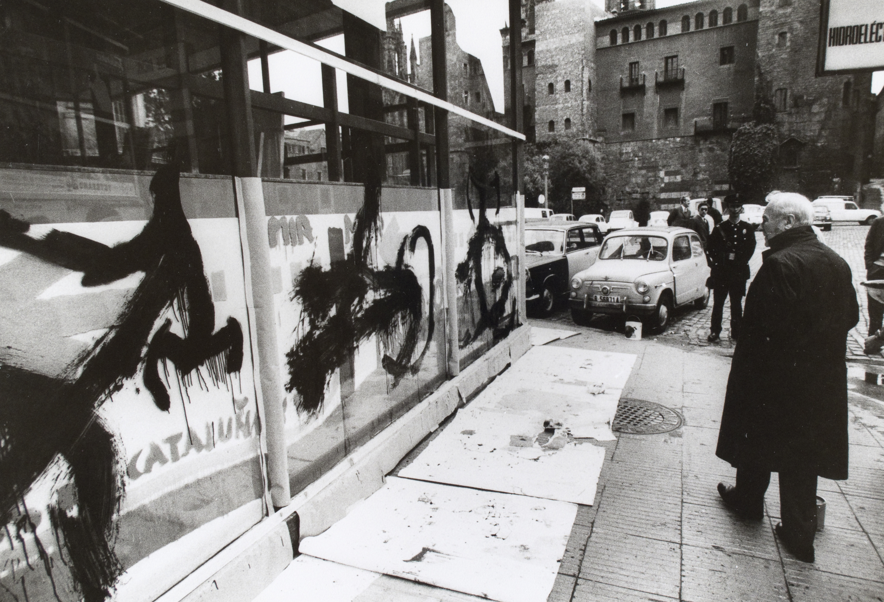 image for: Oriol Maspons - Joan Miró pintant els vidres del Col·legi d&#039;Arquitectes de Catalunya i Balears (Barcelona) - 1969