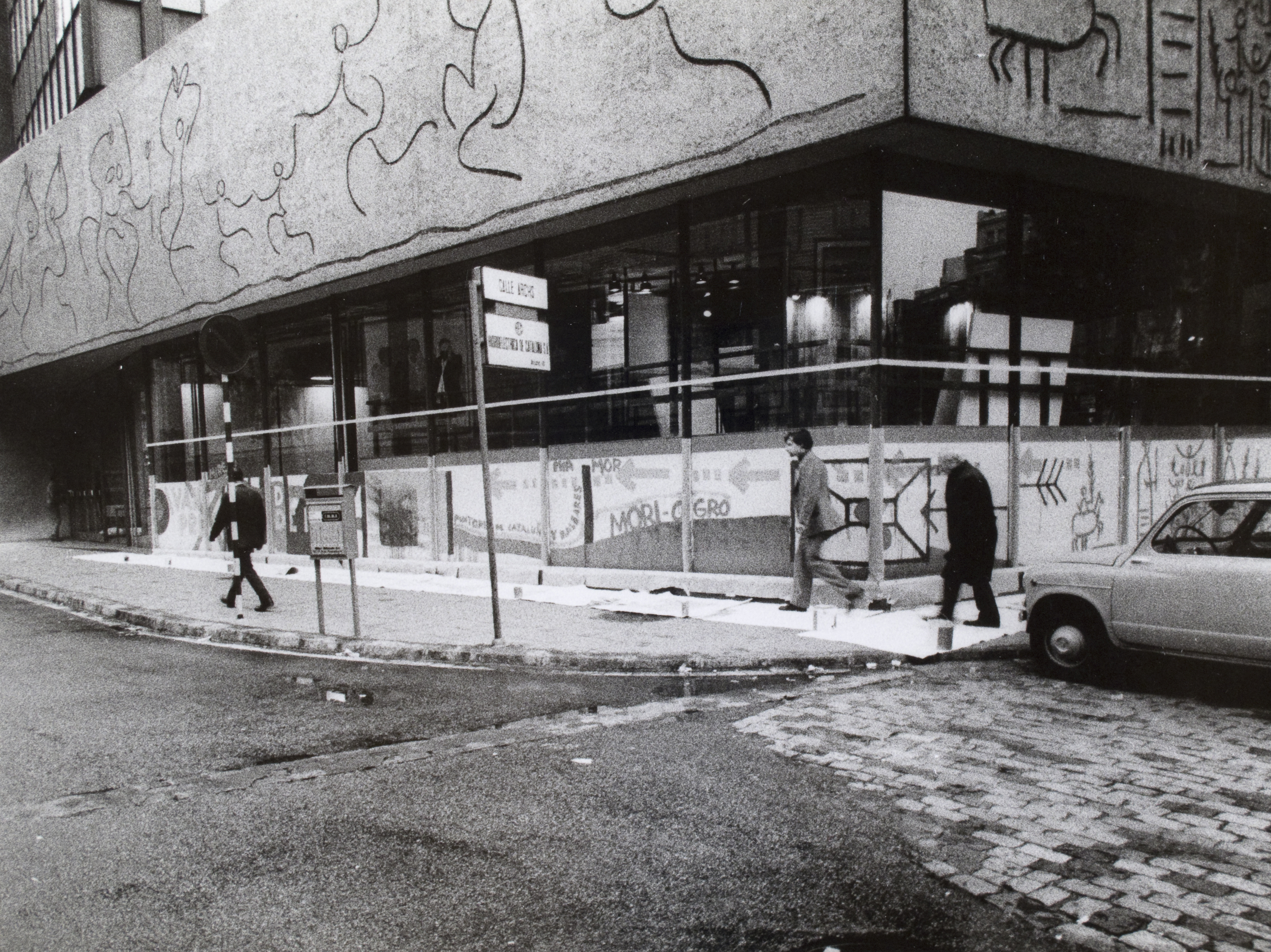 image for: Oriol Maspons - Joan Miró pintant els vidres del Col·legi d&#039;Arquitectes de Catalunya i Balears (Barcelona) - 1969