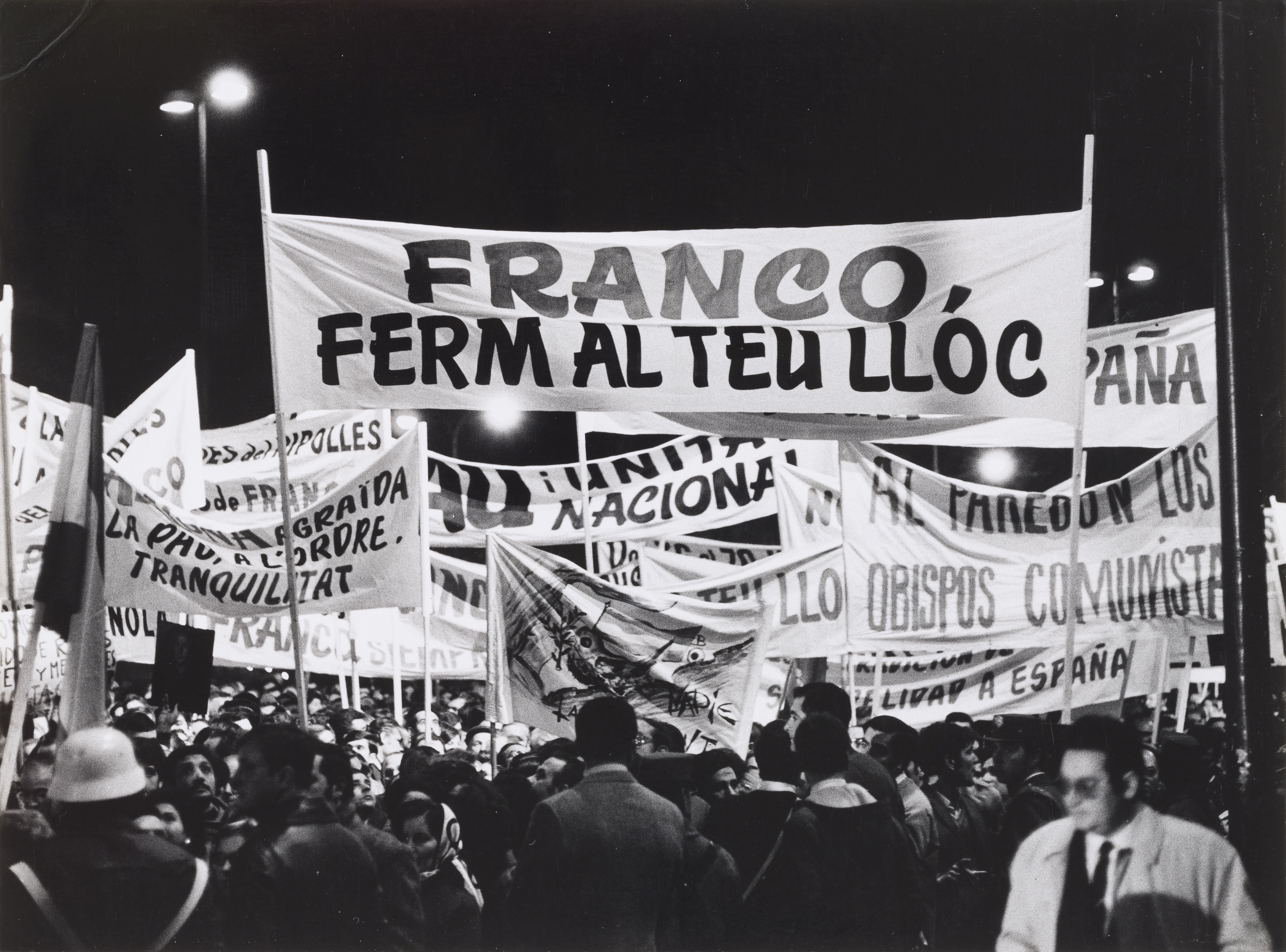 image for: Oriol Maspons - Manifestació fatxa davant del Govern Militar de Barcelona - 1970