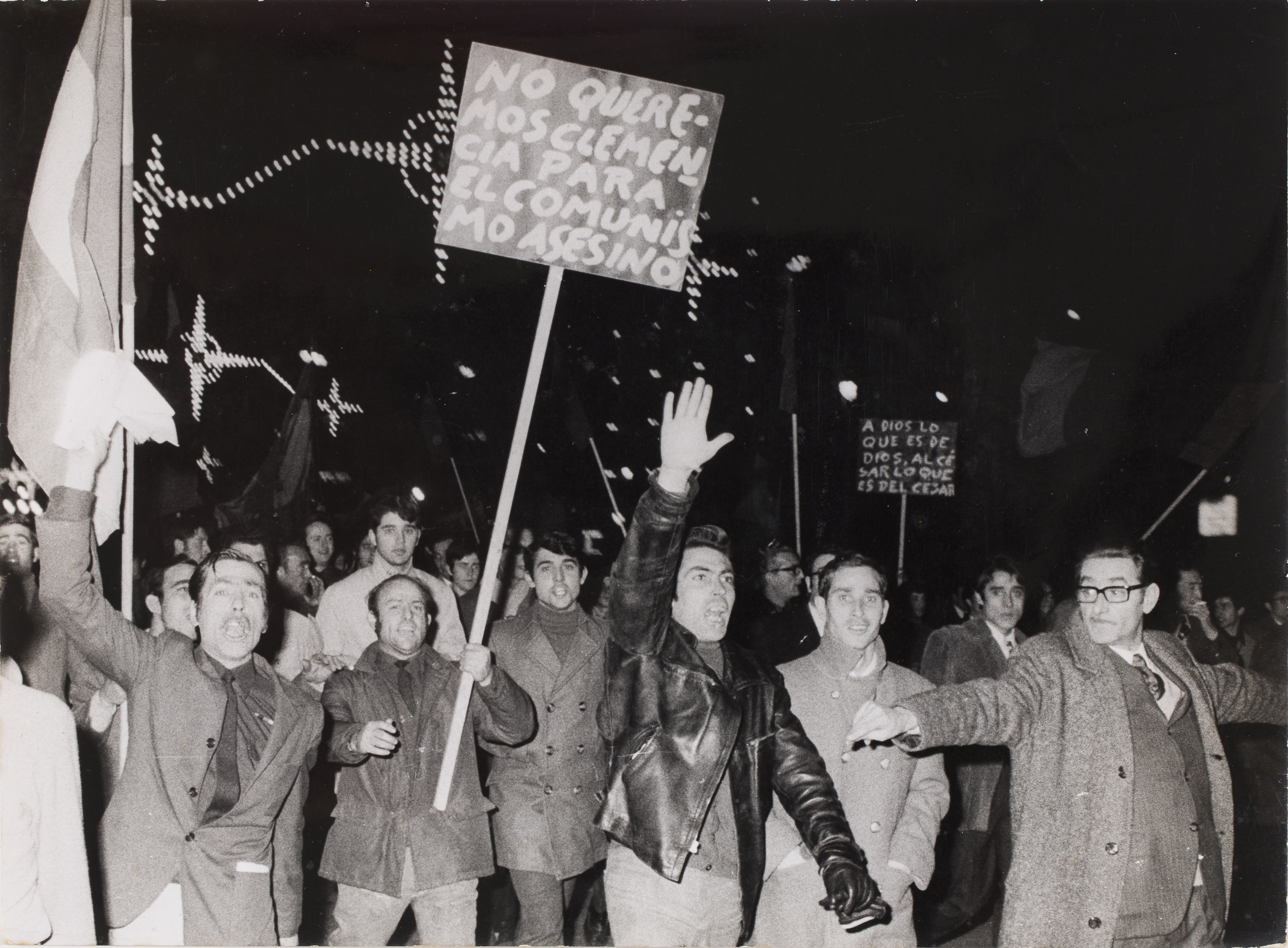 image for: Oriol Maspons - Manifestació fatxa davant del Govern Militar de Barcelona - 1970
