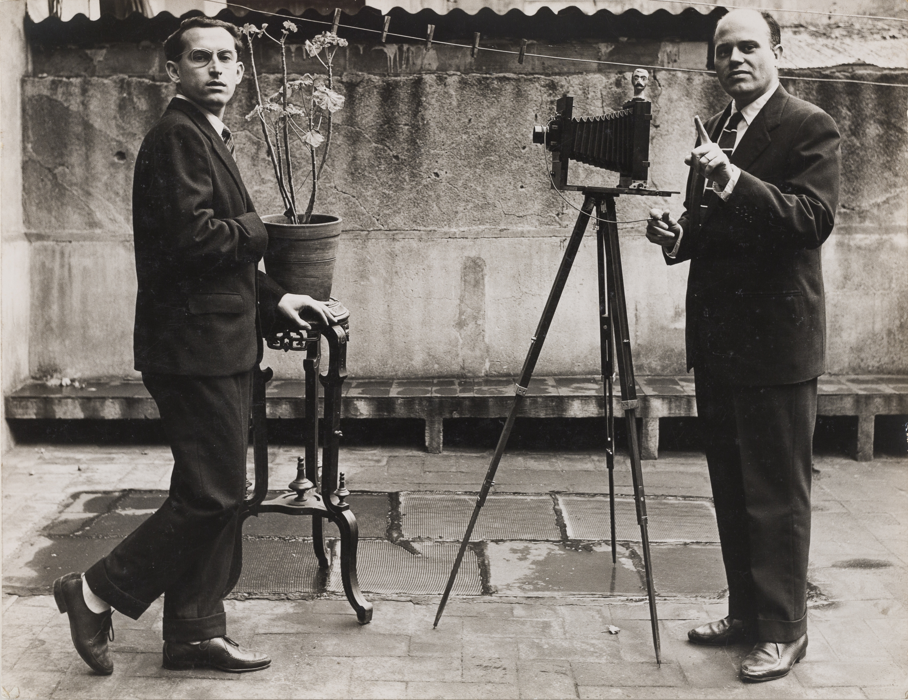 image for: Oriol Maspons - Oriol Maspons i Julio Ubiña en un terrat (Nadala) - Cap a 1965