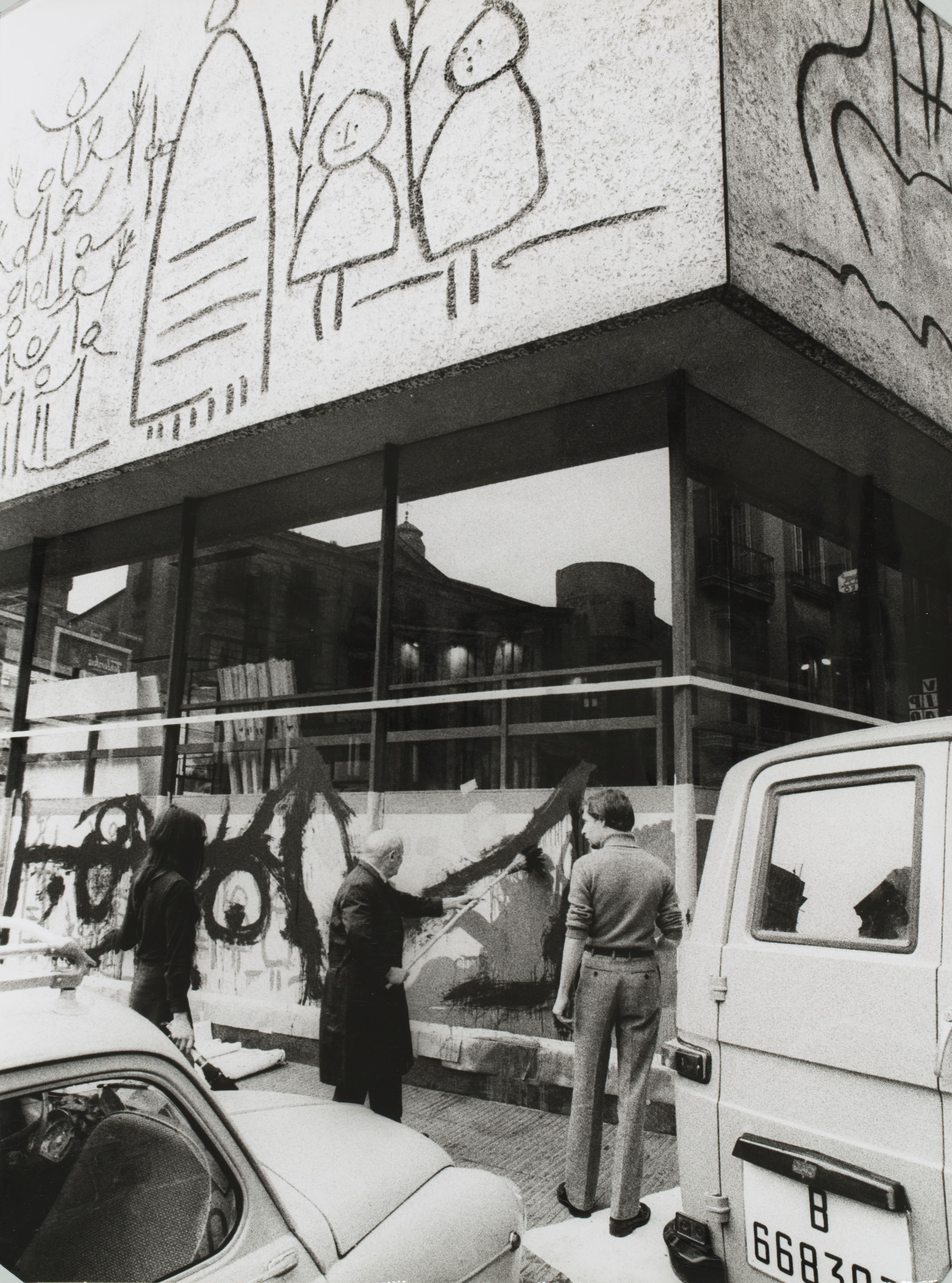 image for: Oriol Maspons - Joan Miró pintant els vidres del Col·legi d&#039;Arquitectes de Catalunya i Balears (Barcelona) - 1969
