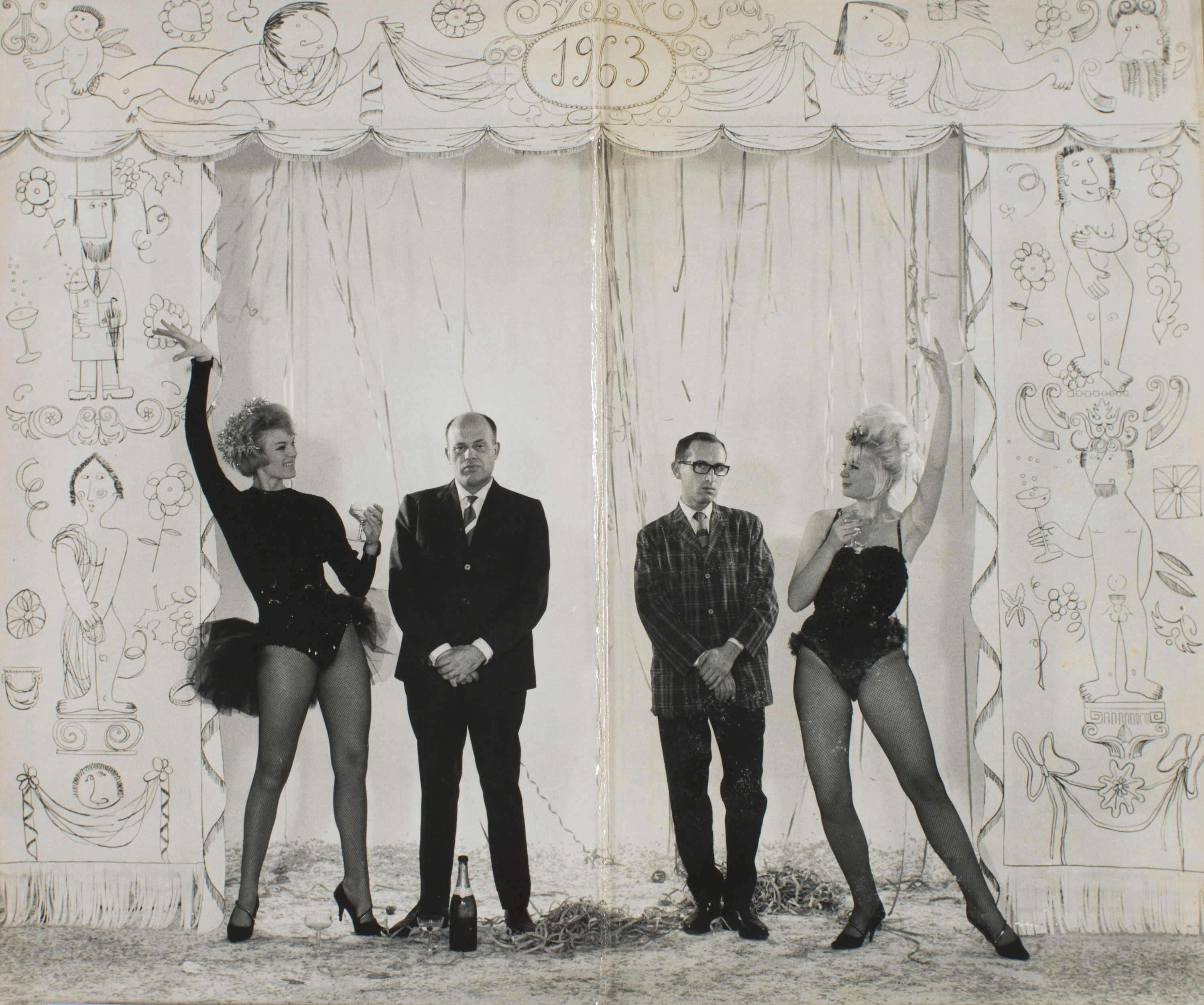 image for: Oriol Maspons - Julio Ubiña i Oriol Maspons amb vedettes dalt d&#039;un escenari (Nadala) - 1963