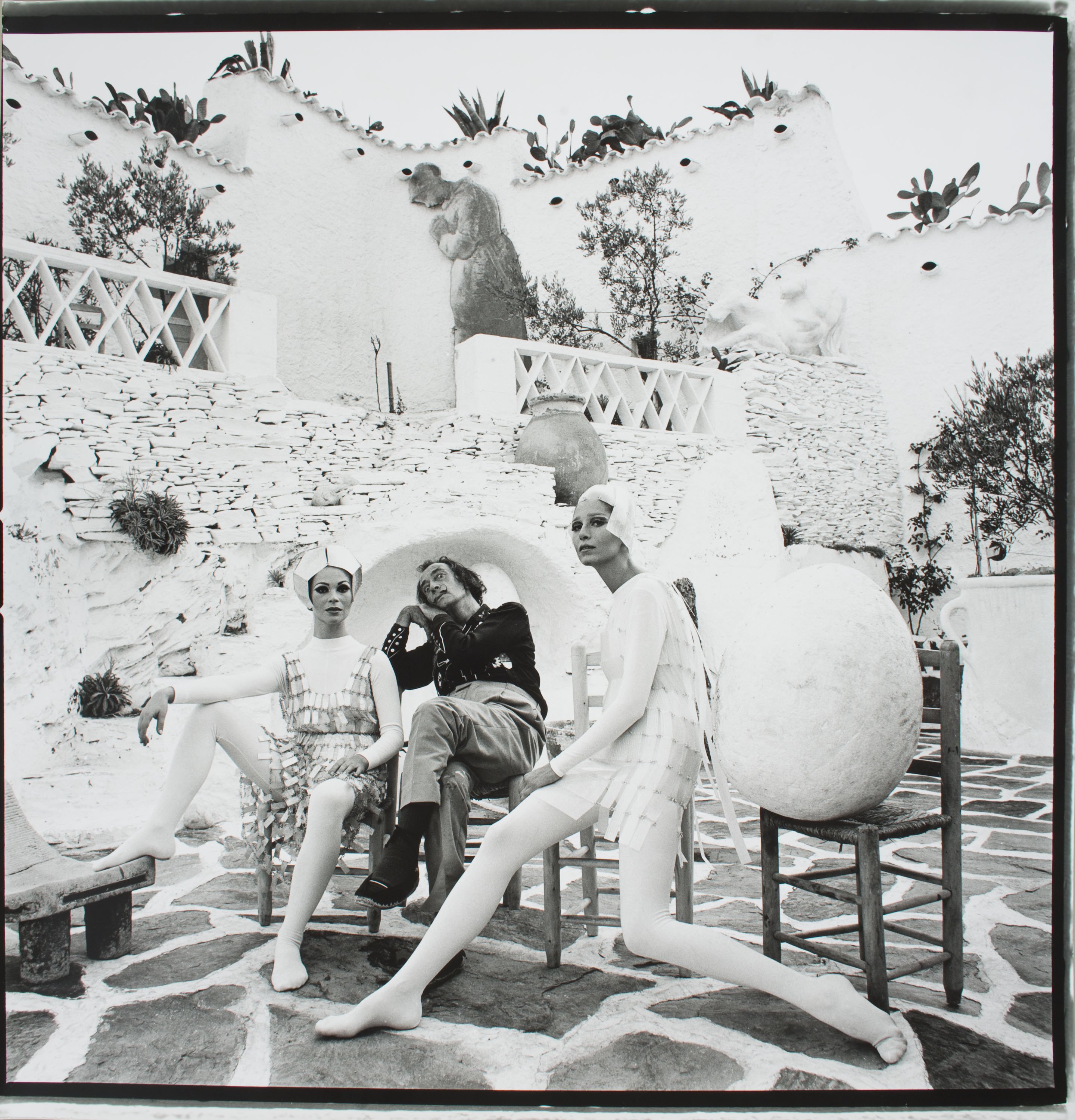 image for: Oriol Maspons - Dalí aux anges habillés par Paco Rabanne - 1966 (tiratge posterior)