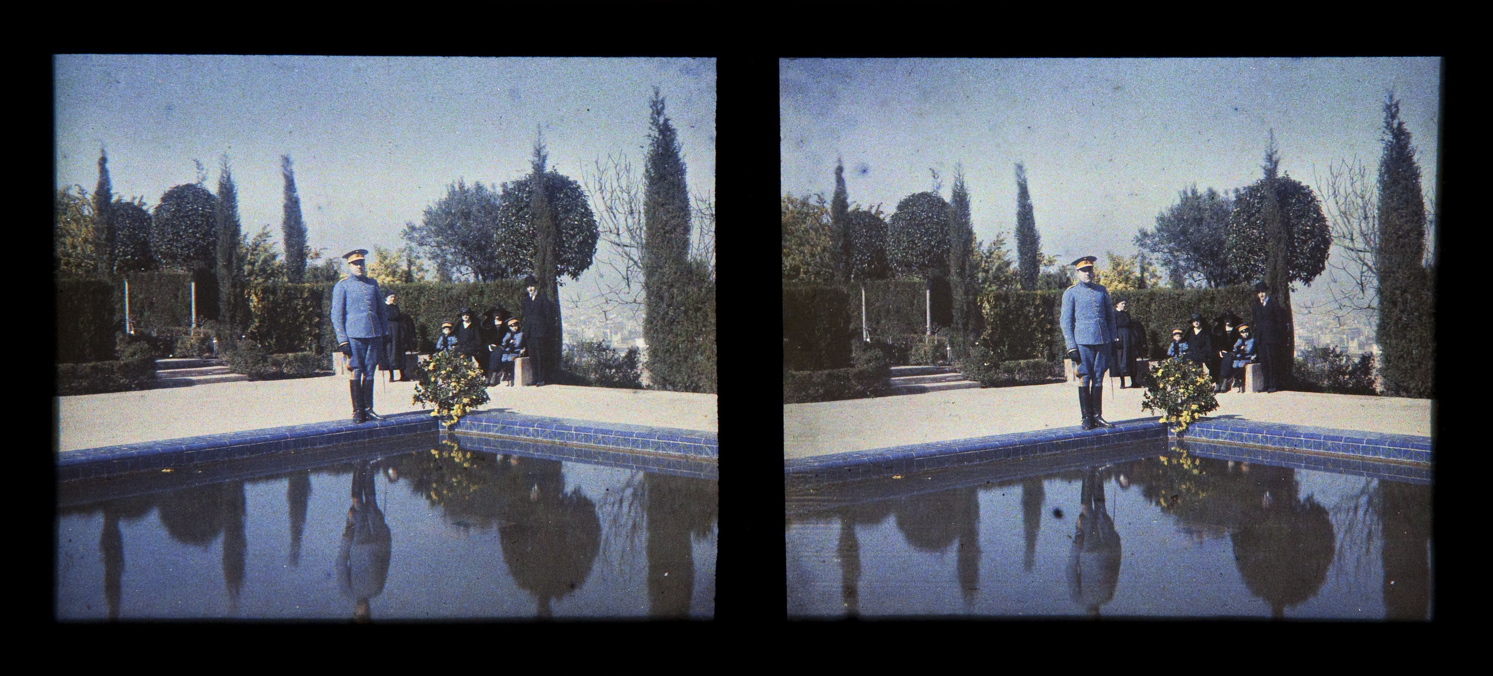 image for: Francesc Carrera Bou - Home vestit de militar davant d&#039;un estany, a Montjuïc (Barcelona) - Cap a 1926