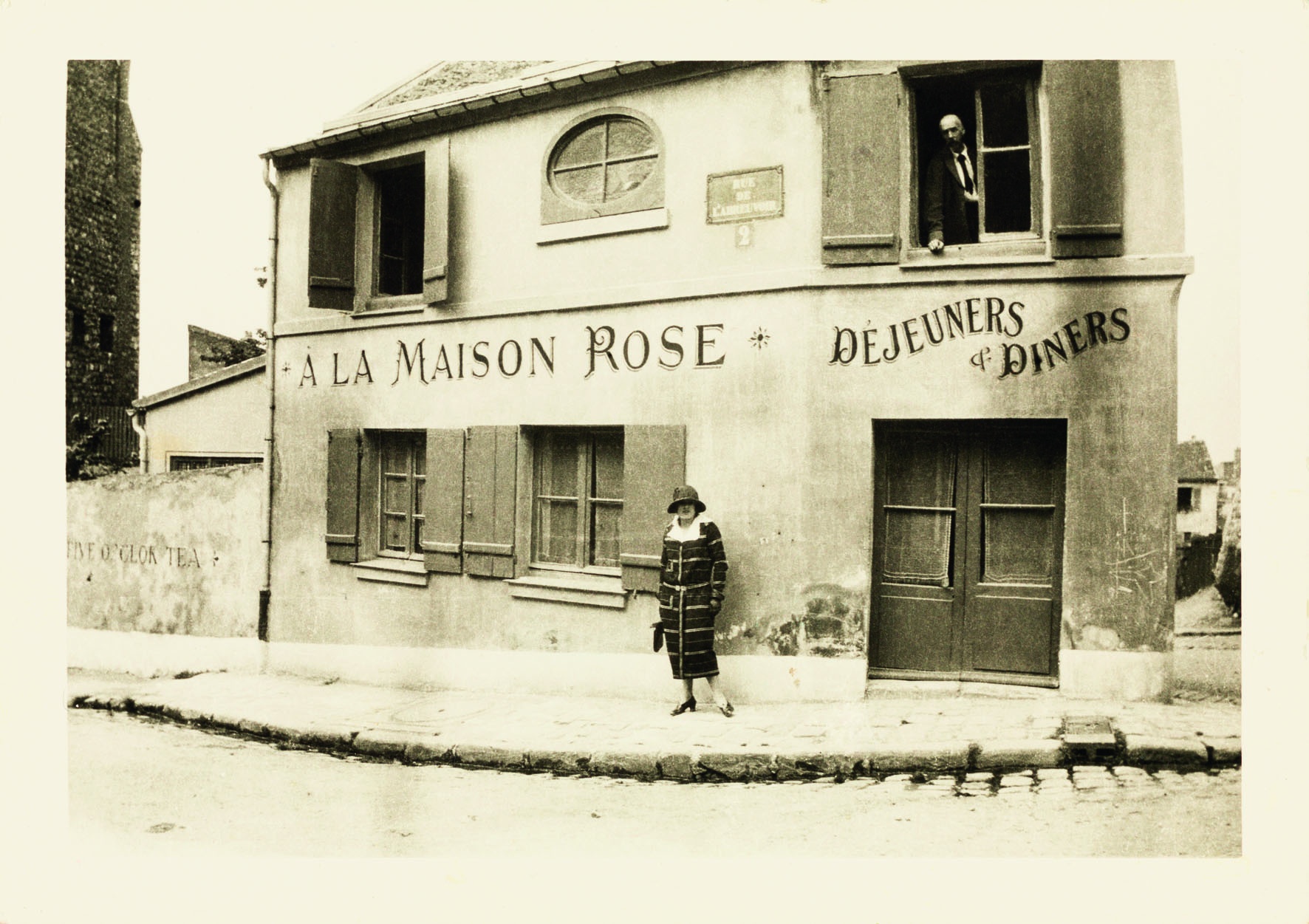 Fotografia de Ramon Pichot i Laure Gargallo, Germaine, davant la Maison Rose, c.1923. Arxiu particular