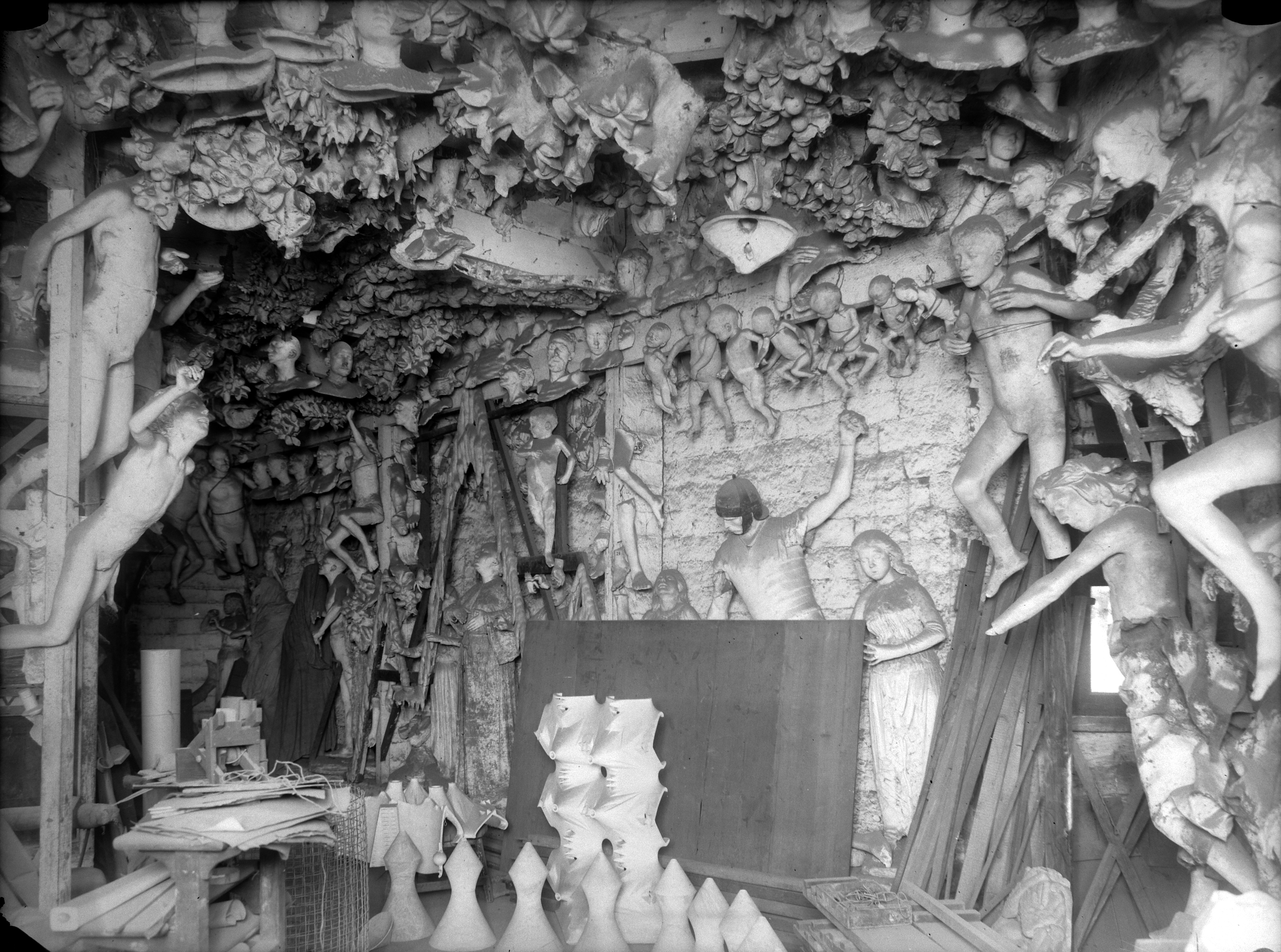 Taller de Gaudí a la Sagrada Família.1926 © Ferran. Arxiu Històric del COAC