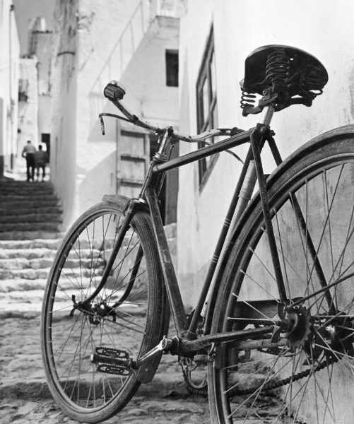 Oriol Maspons, Bicicleta (Eivissa), c.1954. Museu Nacional d’Art de Catalunya, dipòsit de l’artista, 2011. © Arxiu fotogràfic Oriol Maspons, VEGAP, Barcelona, 2019