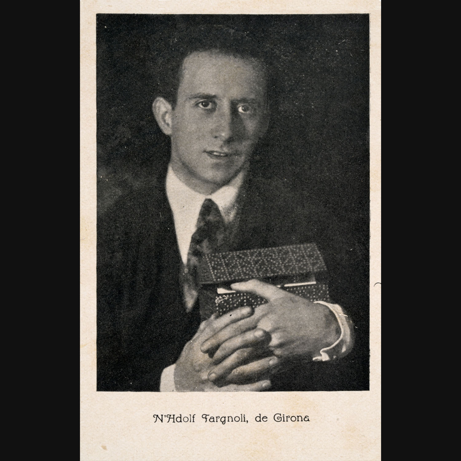 Retrat d’Adolf Fargnoli amb una de les seves capsetes