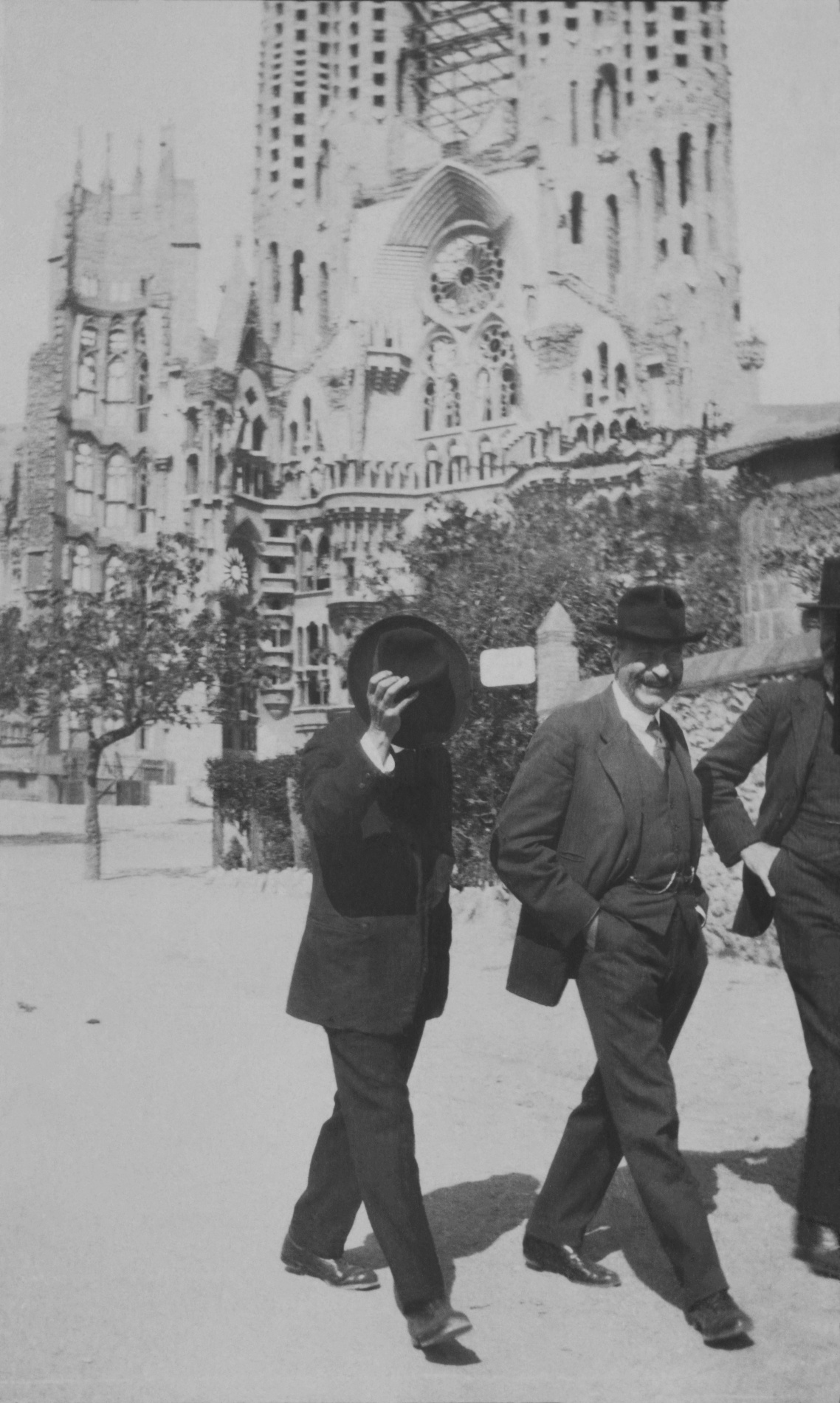 Antoni Gaudí davant de la Sagrada Família. Detall, setembre de 1920. Centre de Documentació de l’Orfeó Català