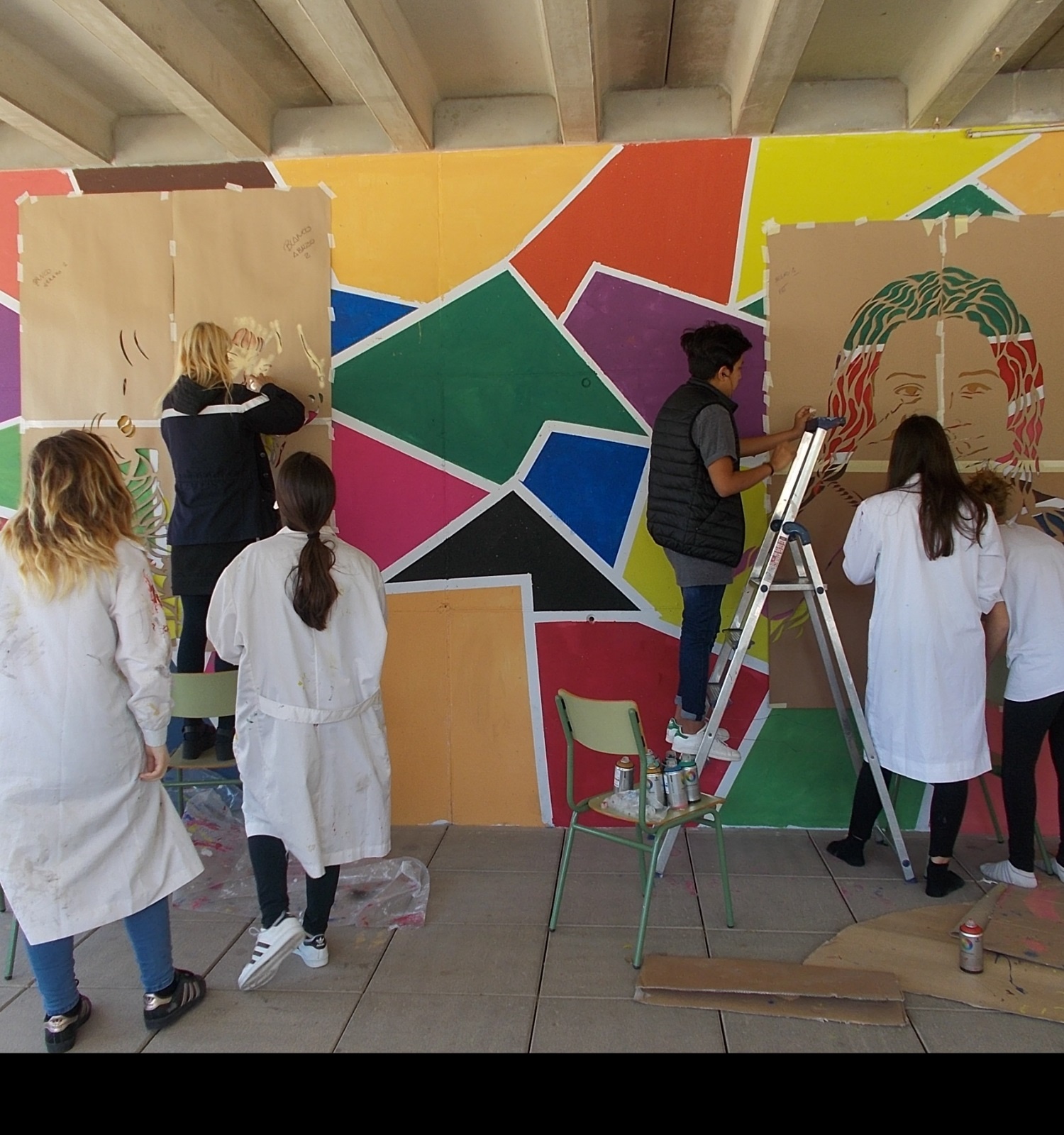 Un mural de BTOY i els alumnes de l&#039;IES Lluís Domènech i Montaner al museu