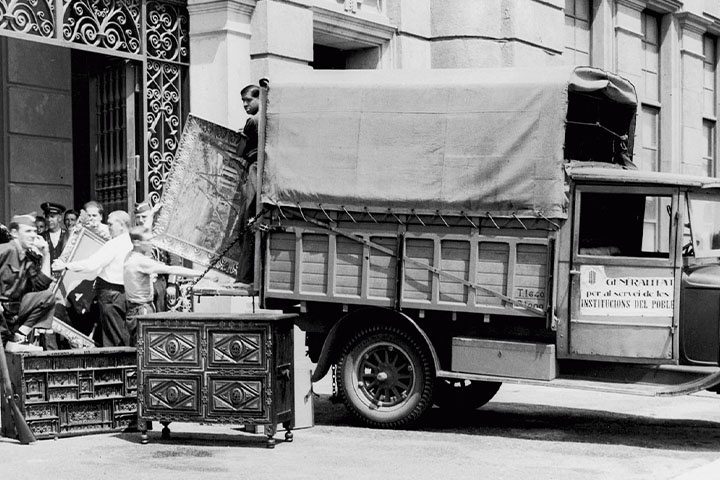 Entrada de les obres requisades, juliol 1936. © Arxiu Fotogràfic de Barcelona. Joan Vidal Ventosa