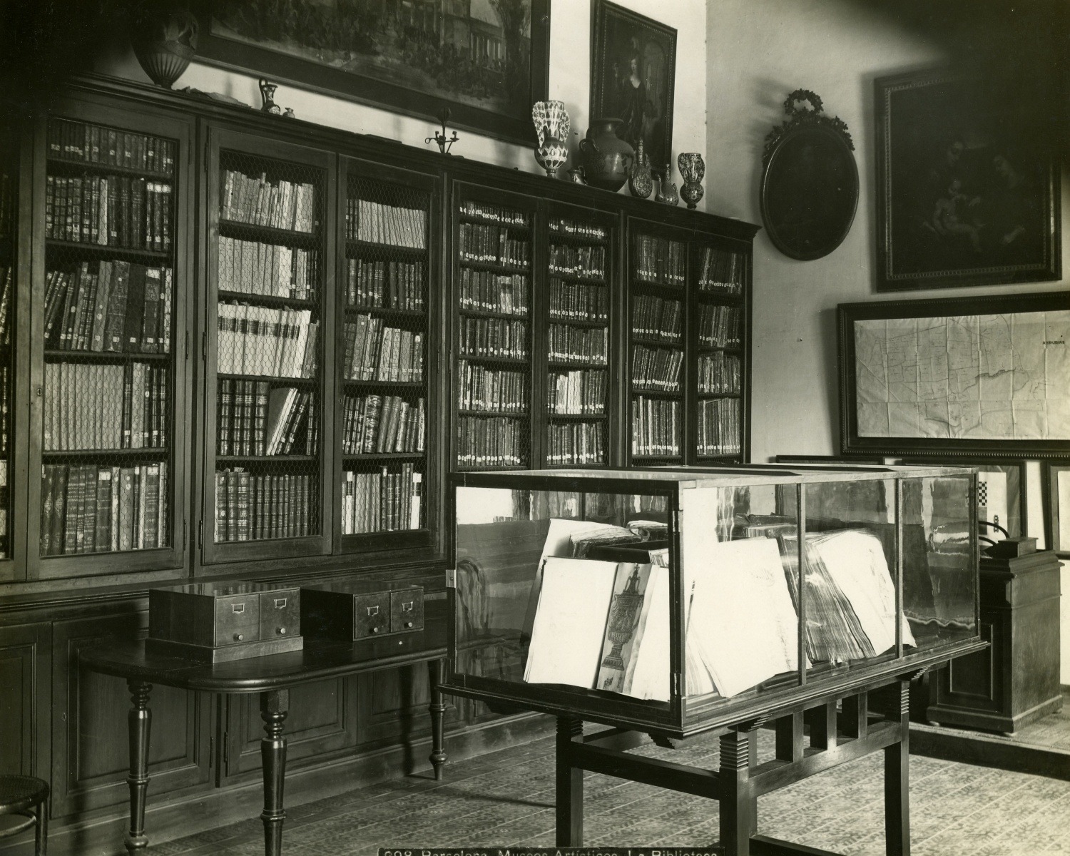 1906 La biblioteca a l'Arsenal de la Ciutadella 1906 La biblioteca a l'Arsenal de la Ciutadella