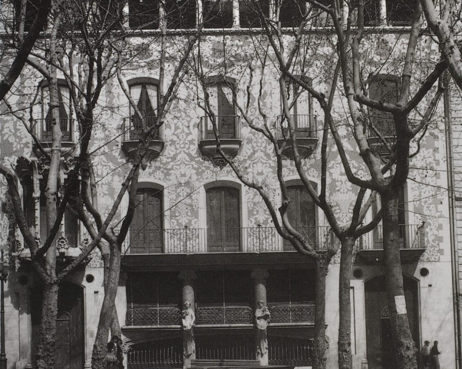 Façana de la Casa Solà-Morales a Olot Façana de la Casa Solà-Morales a Olot