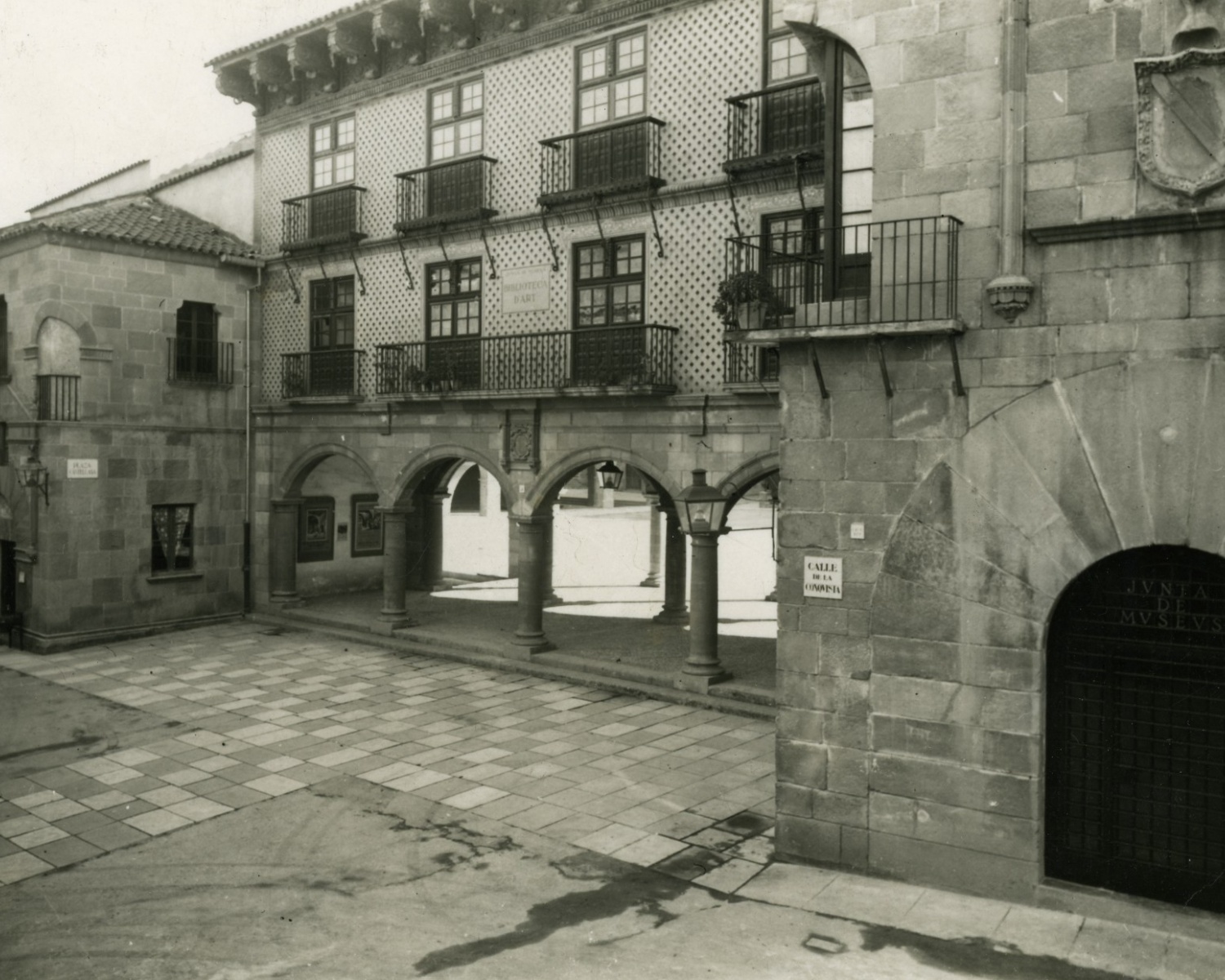 Façana dels edificis de la Junta de Museus, al Poble Espanyol, nova ubicació de la Biblioteca